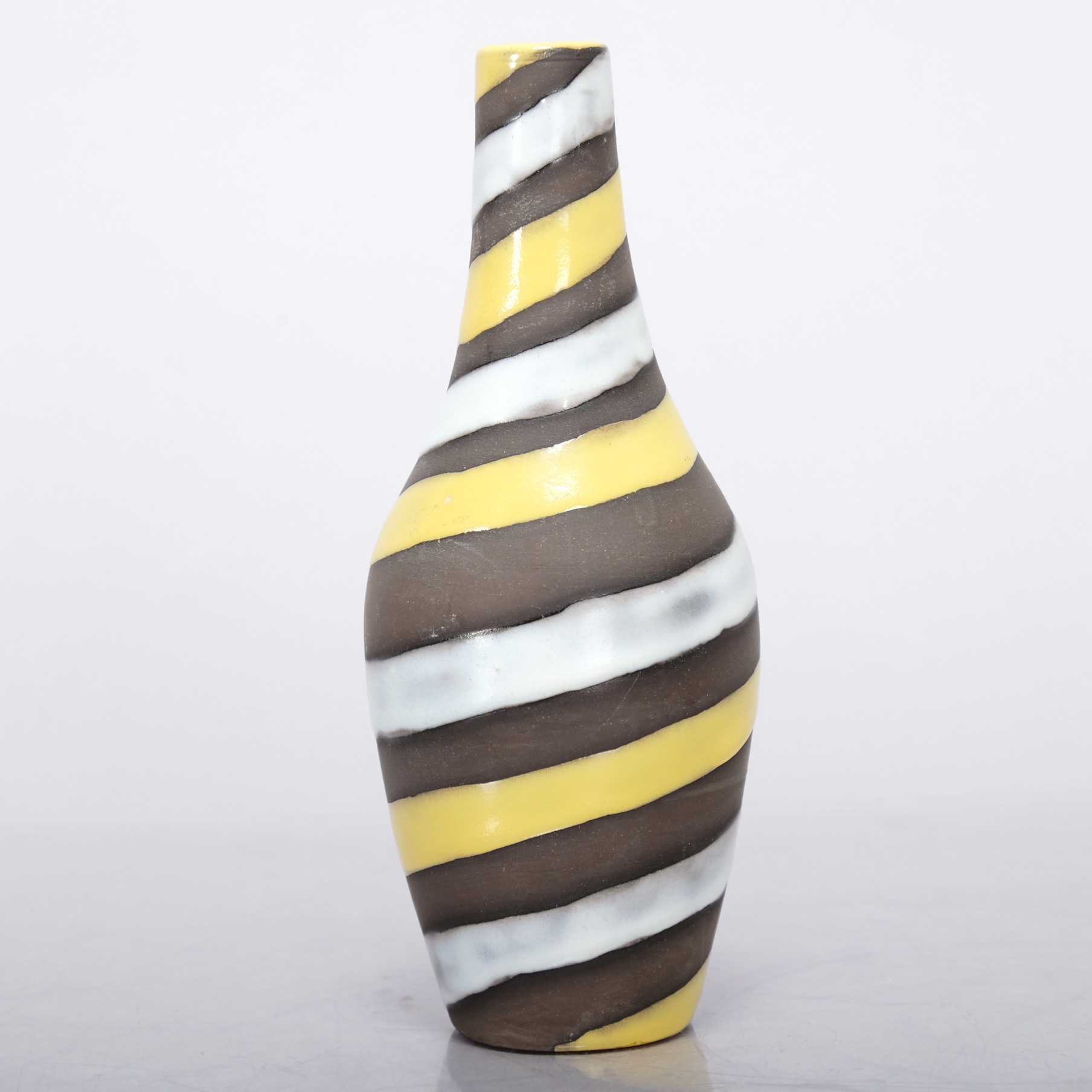 INGRID ATTERBERG. Vas, "Spiral", nr 2048, Upsala-Ekeby.