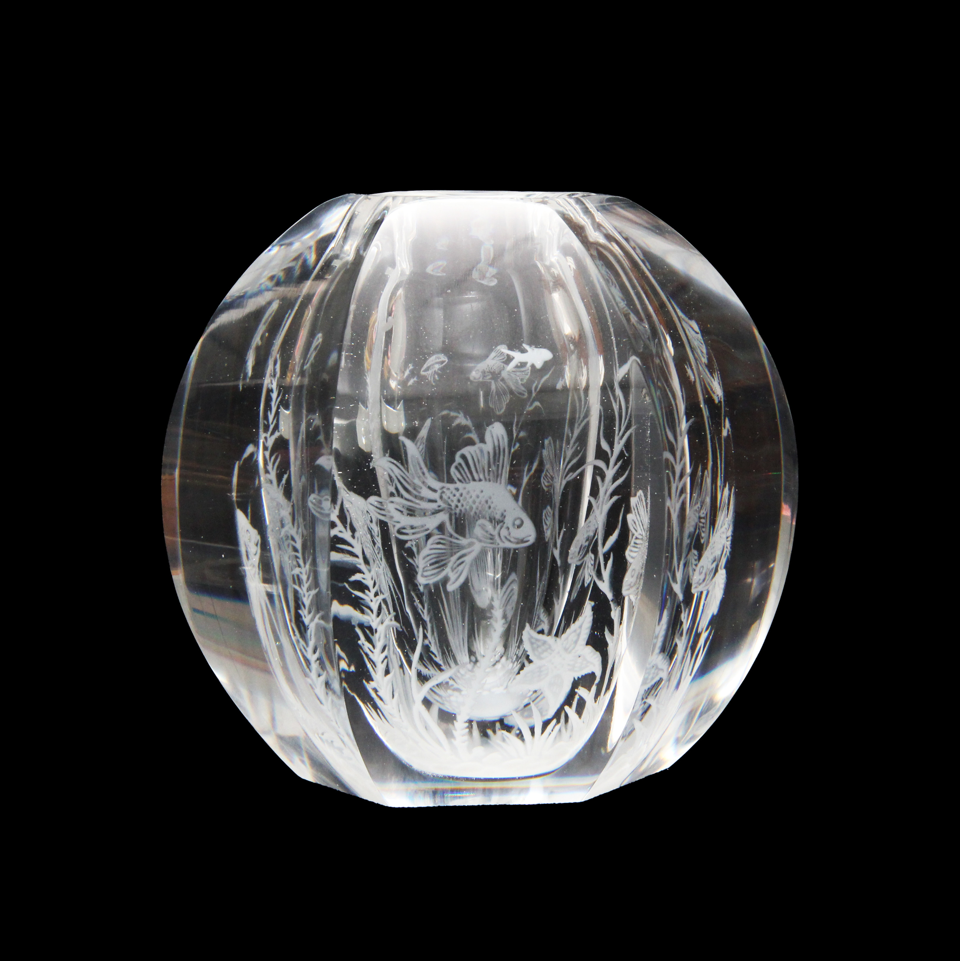 EDWARD HALD. FISKGRAALVAS, glas, slipad utsida, vita fiskar, signerad.