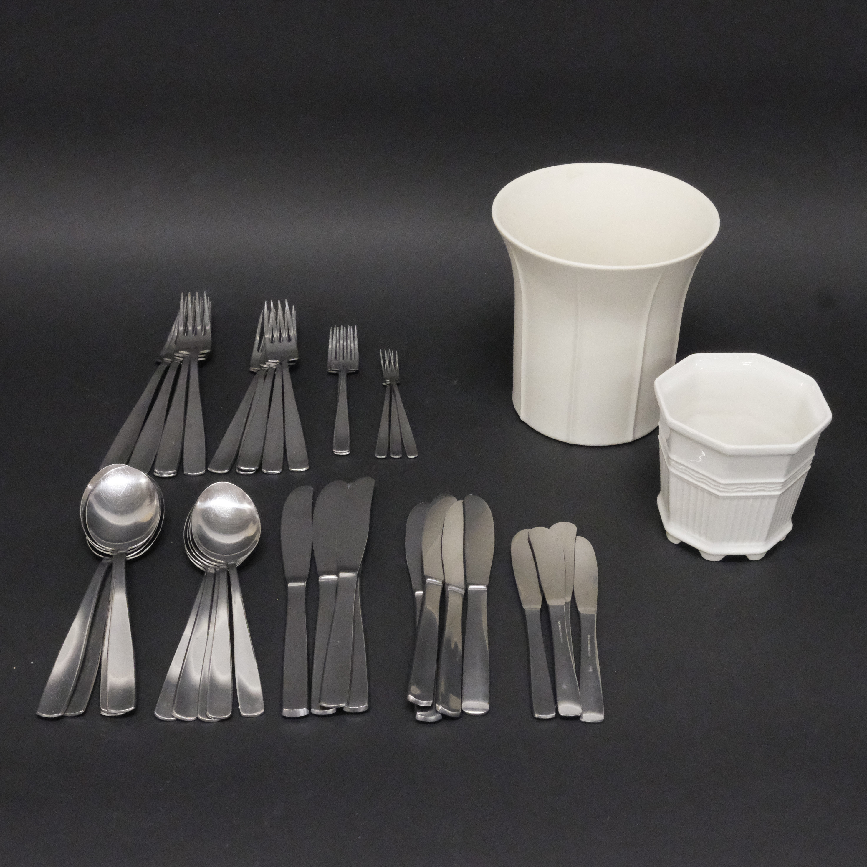 TVÅ STYCKEN YTTERFODER SAMT BESTICKSDELAR, GENSE.