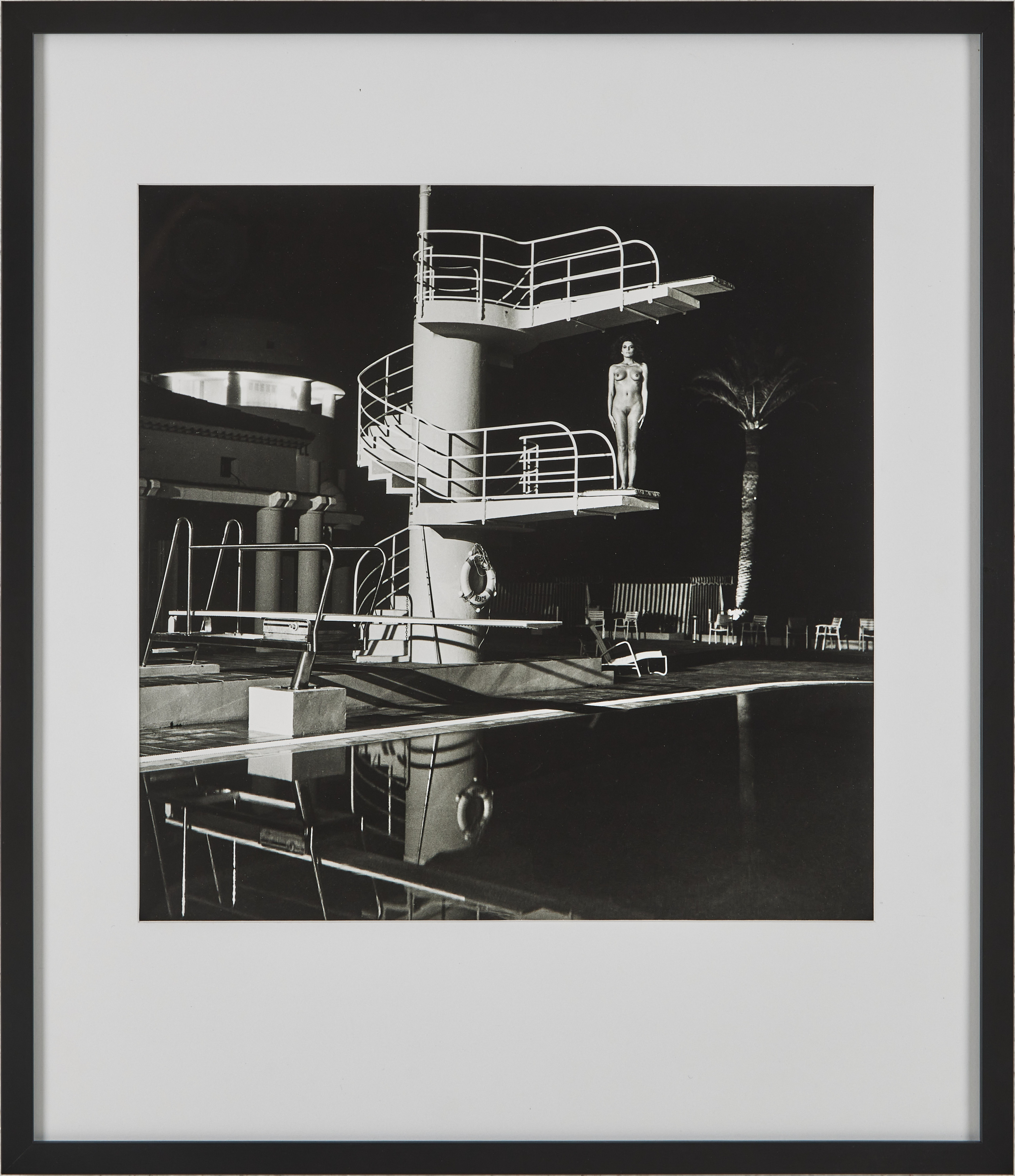 HELMUT NEWTON. Efter, "Old Beach Hotel, Monte Carlo 1981", offsetlitografiskt fotografi.