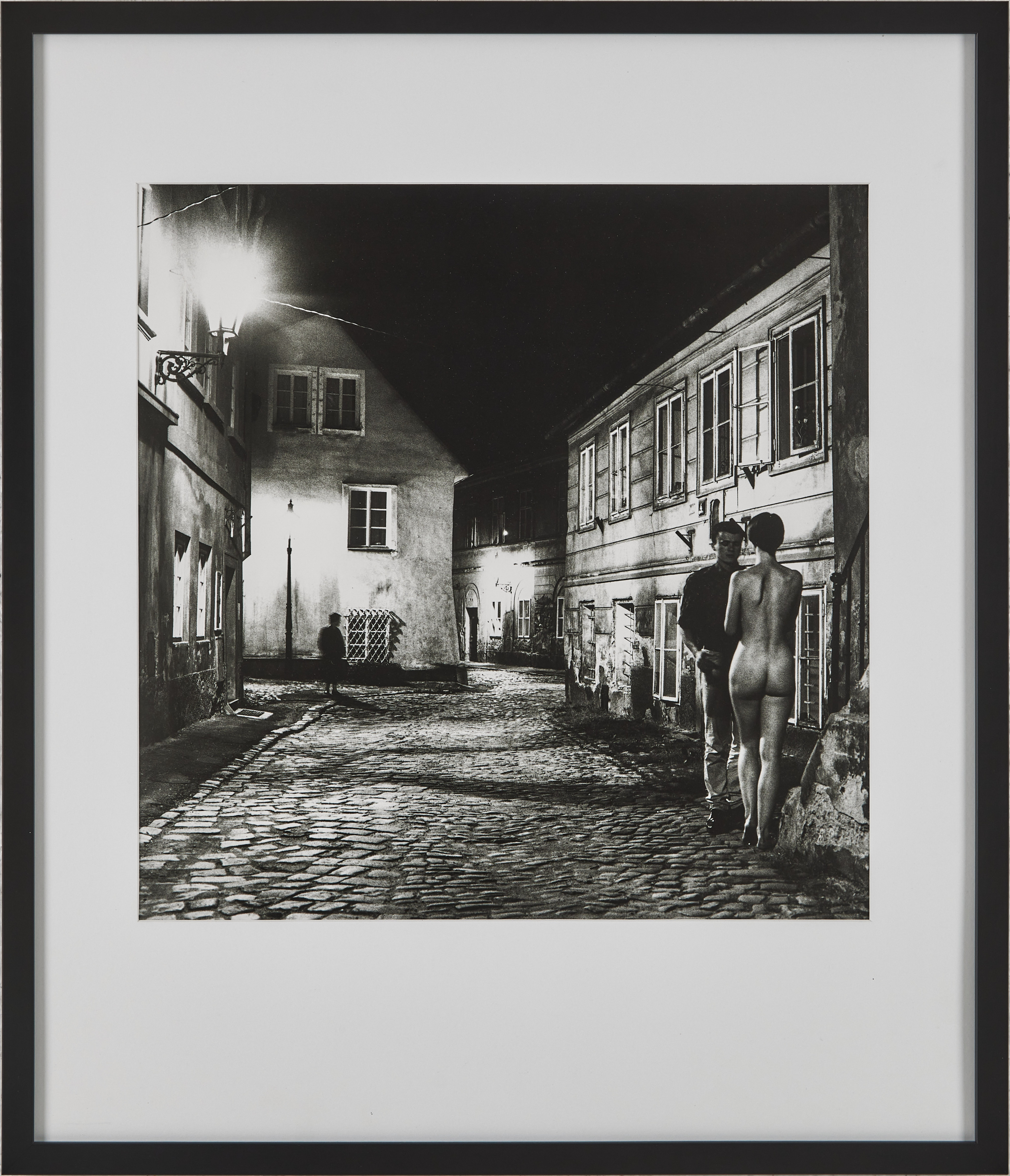 HELMUT NEWTON. Efter, "Traveler, Prague 1988", offsetlitografiskt fotografi.