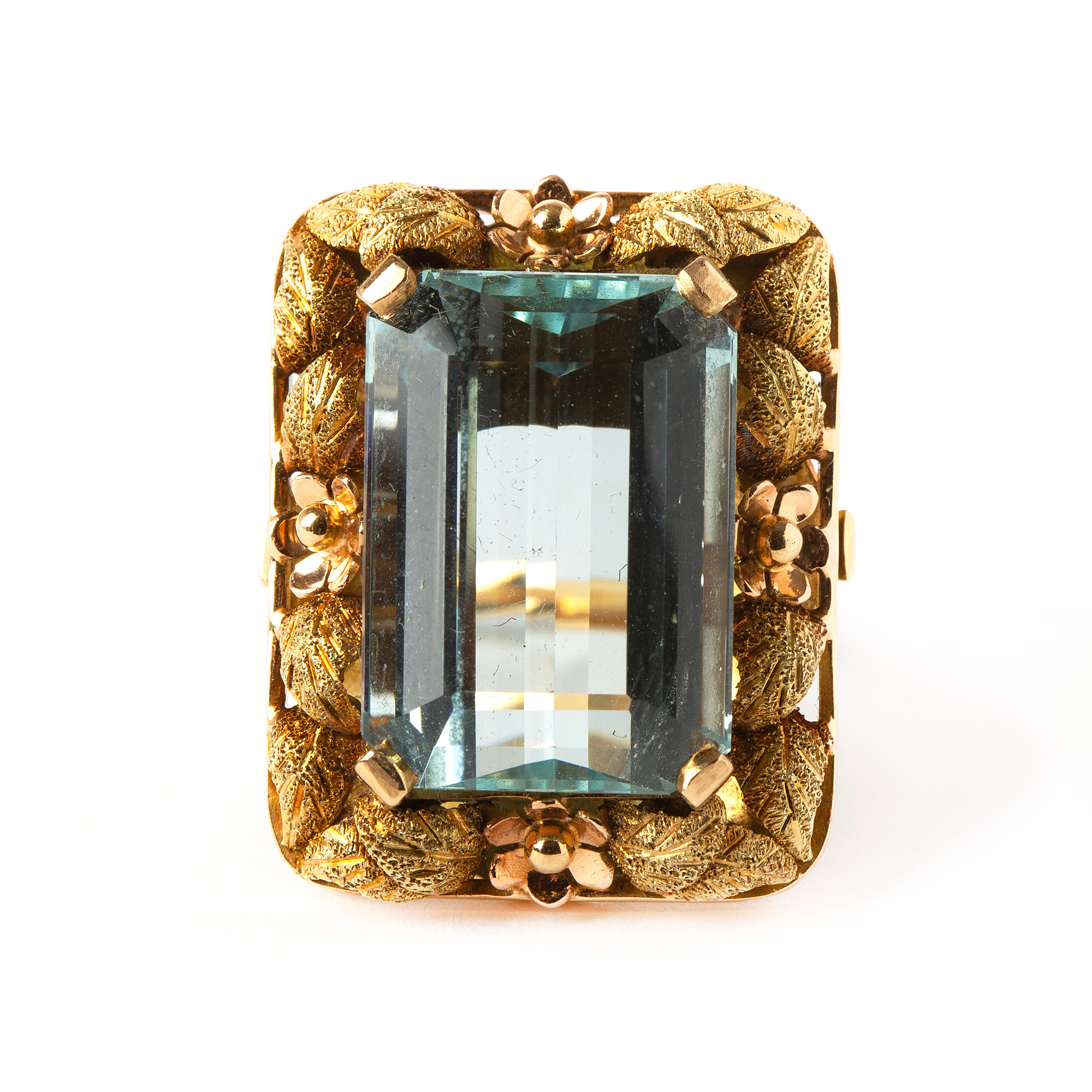 RING, 18K guld med smaragdslipad akvamarin, ca 23 ct.