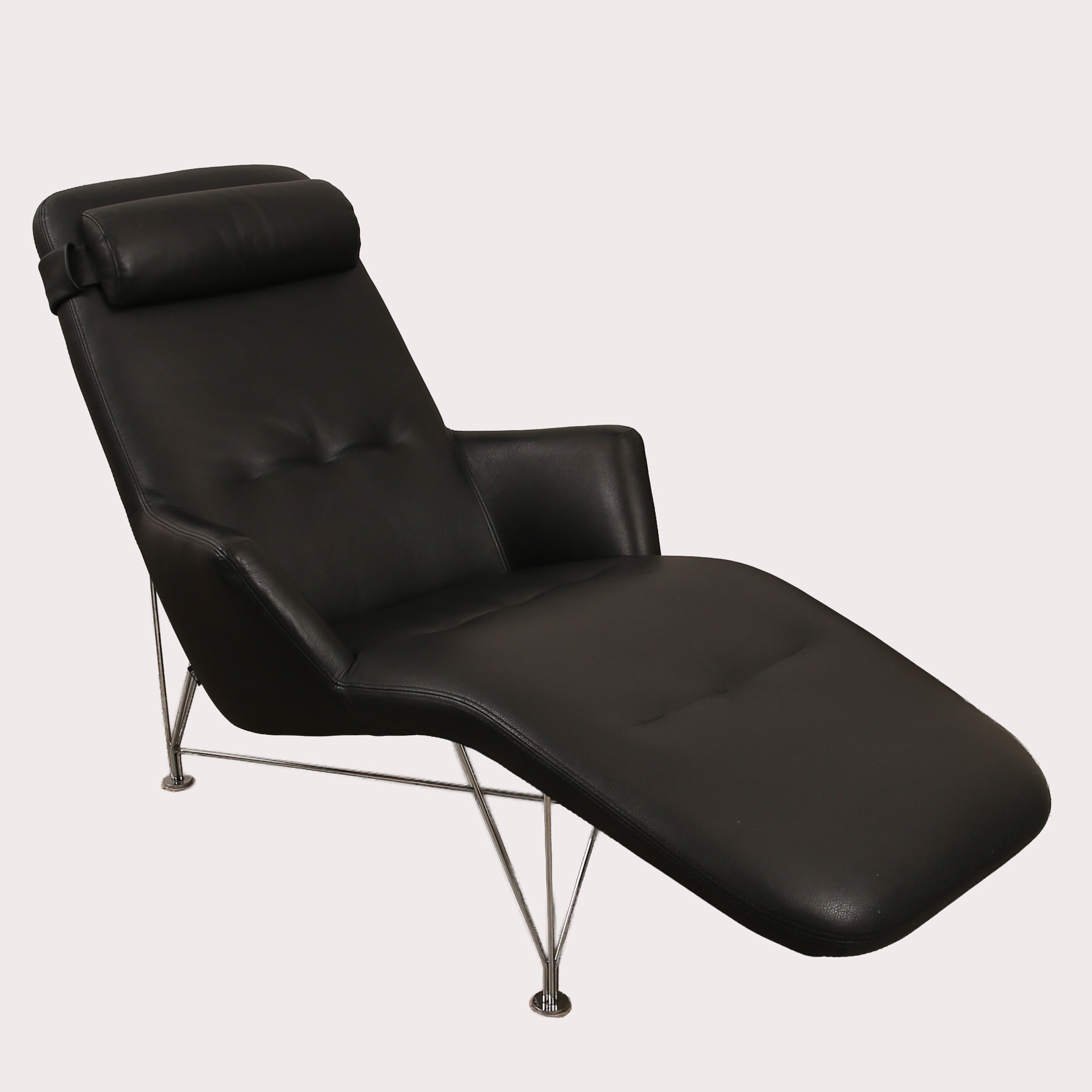 KENNETH BERGENBLAD. Liggfåtölj "Superspider", svart skinn, med kromad benställning, DUX.