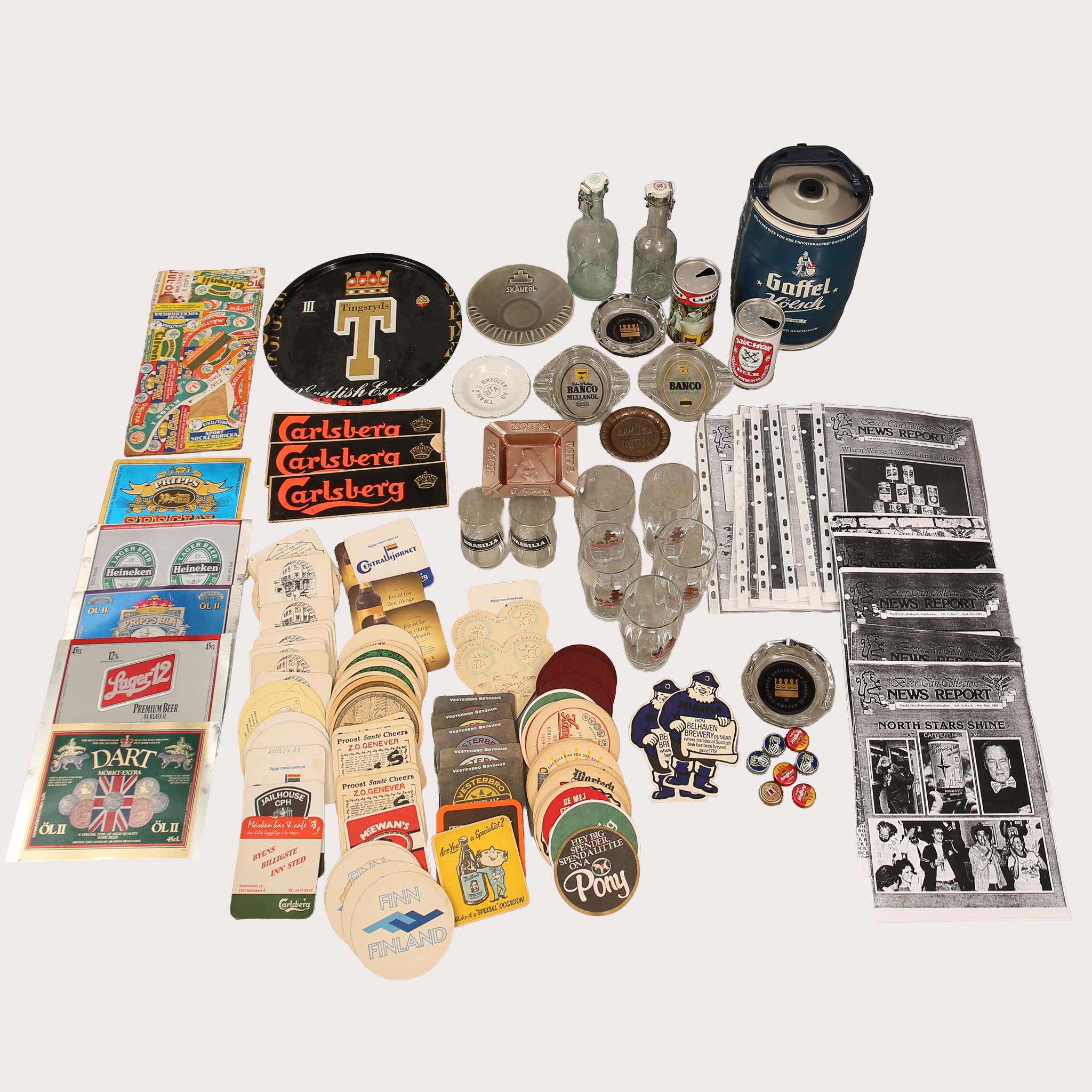 BRYGGERIMEMOROBILIA. Flaskor, burkar, askfat, ölunderlägg mm.