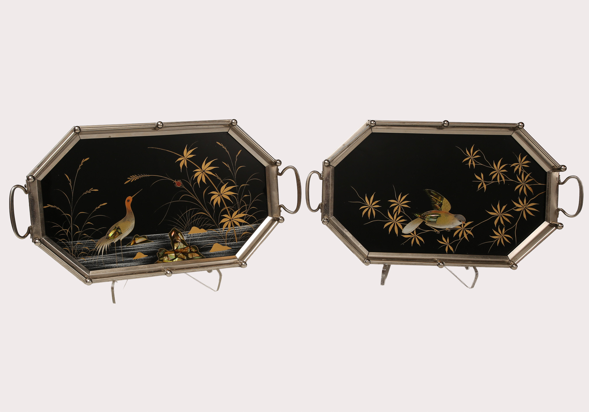 SERVERINGSBRICKOR, ett par, metall, trä, glas, oktagonal form, lack med fågelmotiv - inläggningar i pärlemor. Omkring 1950.