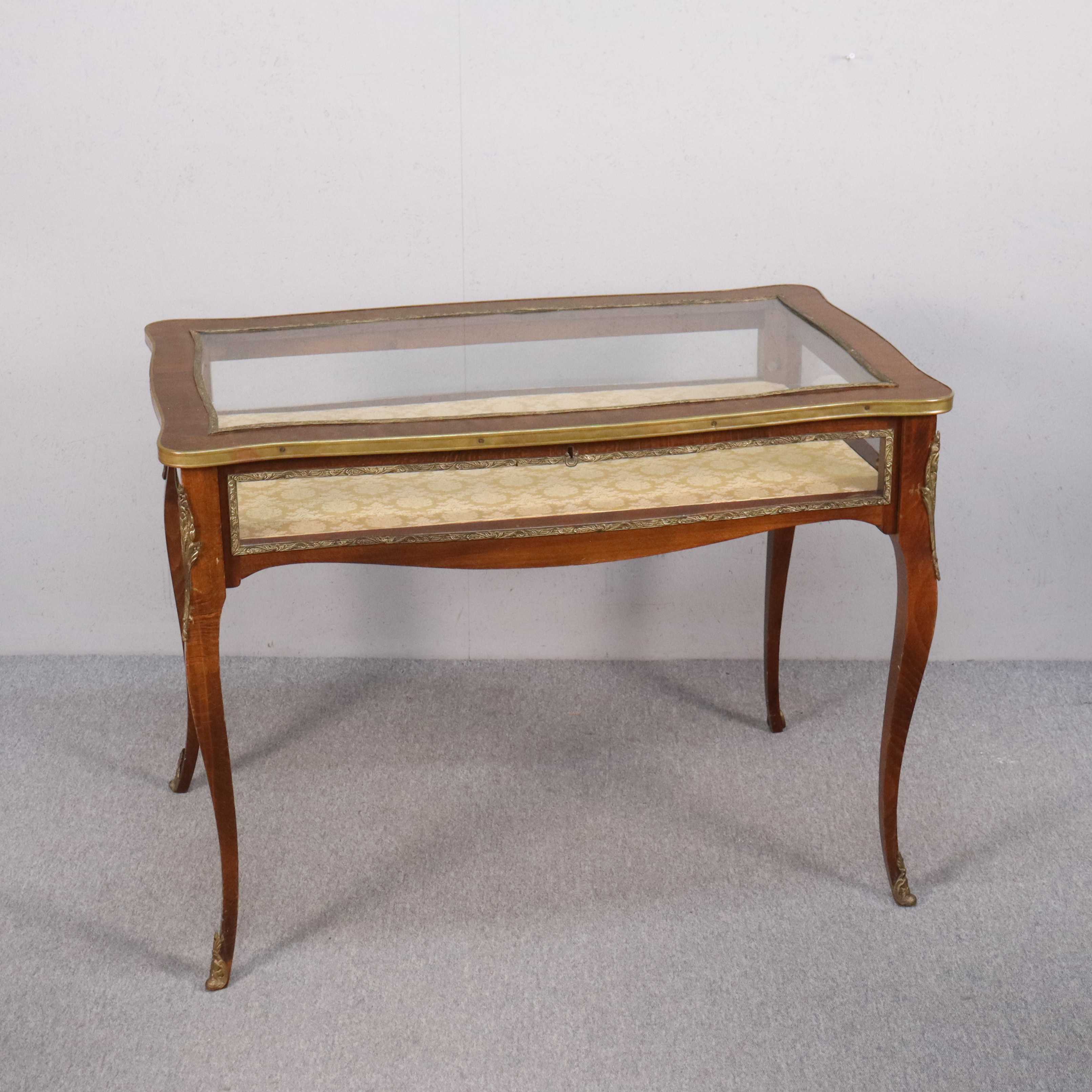 MONTER -/VITRINBORD, rokokostil, 1900-talets andra hälft.