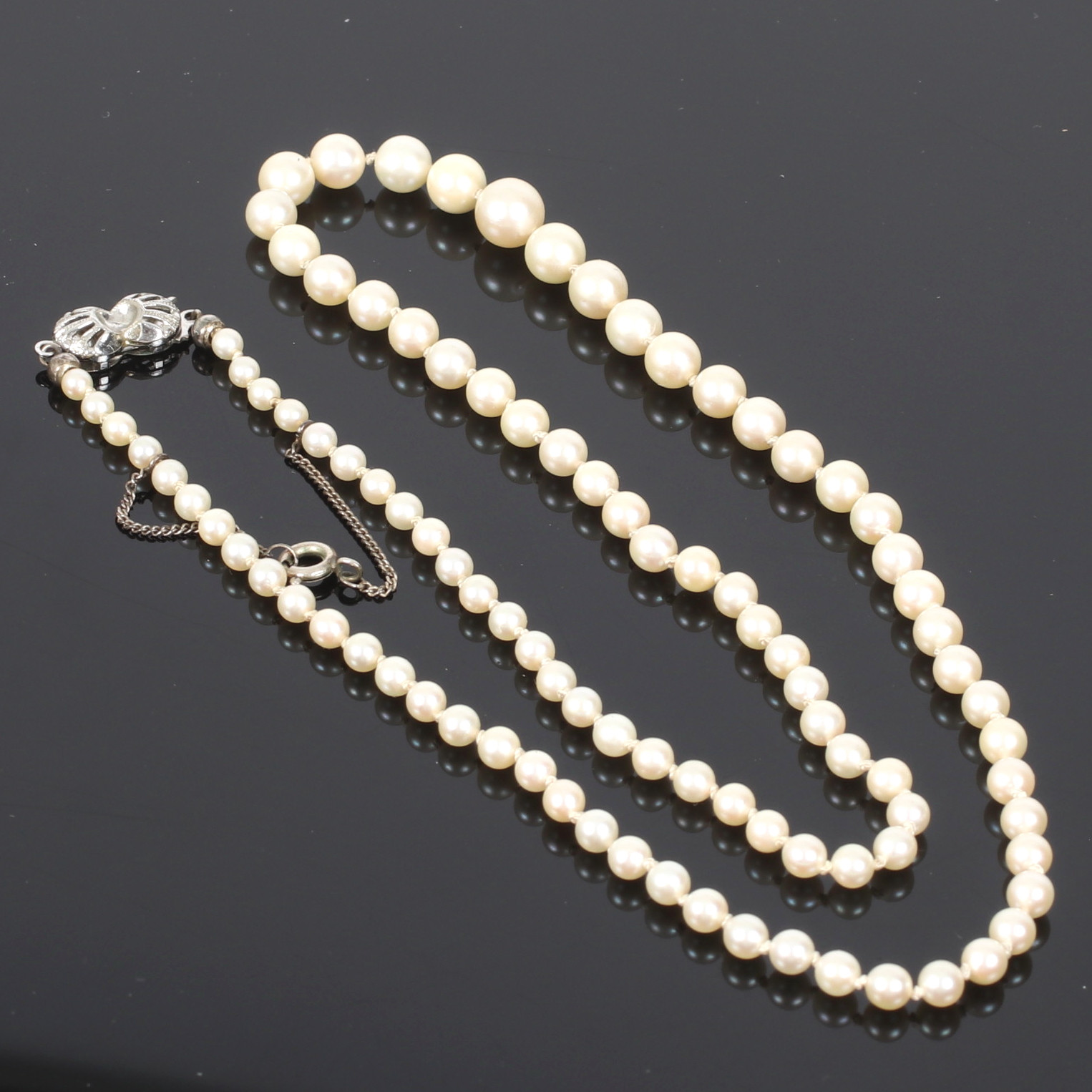 PÄRLCOLLIER, med silverlås, doserad, odelade pärlor. 1900-tal.