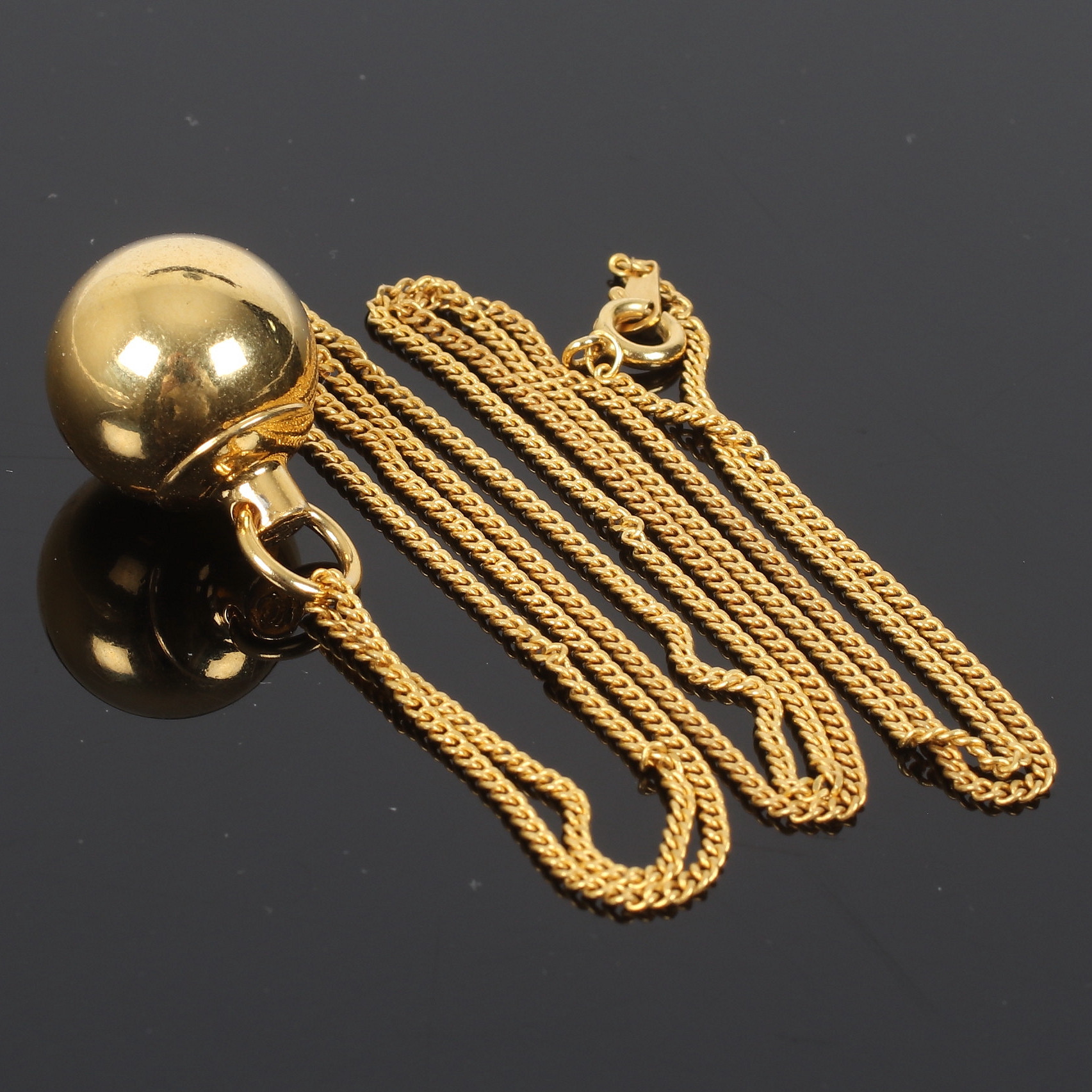 SKULTUNA, mässing, hänge, i form av en kula, med KEDJA, 1900-tal.