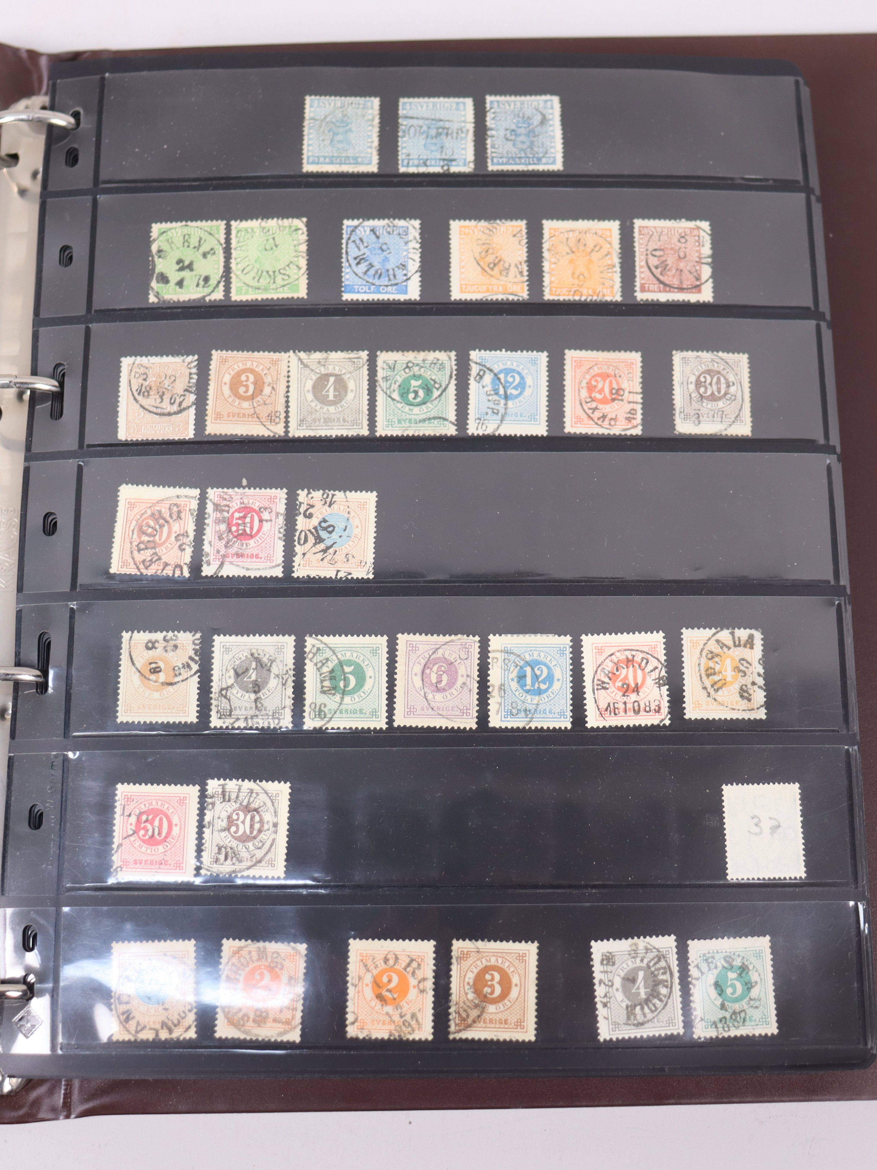 FRIMÄRKEN, Svenska frimärken med bl a 3 st Skilling Banco, 1 album.