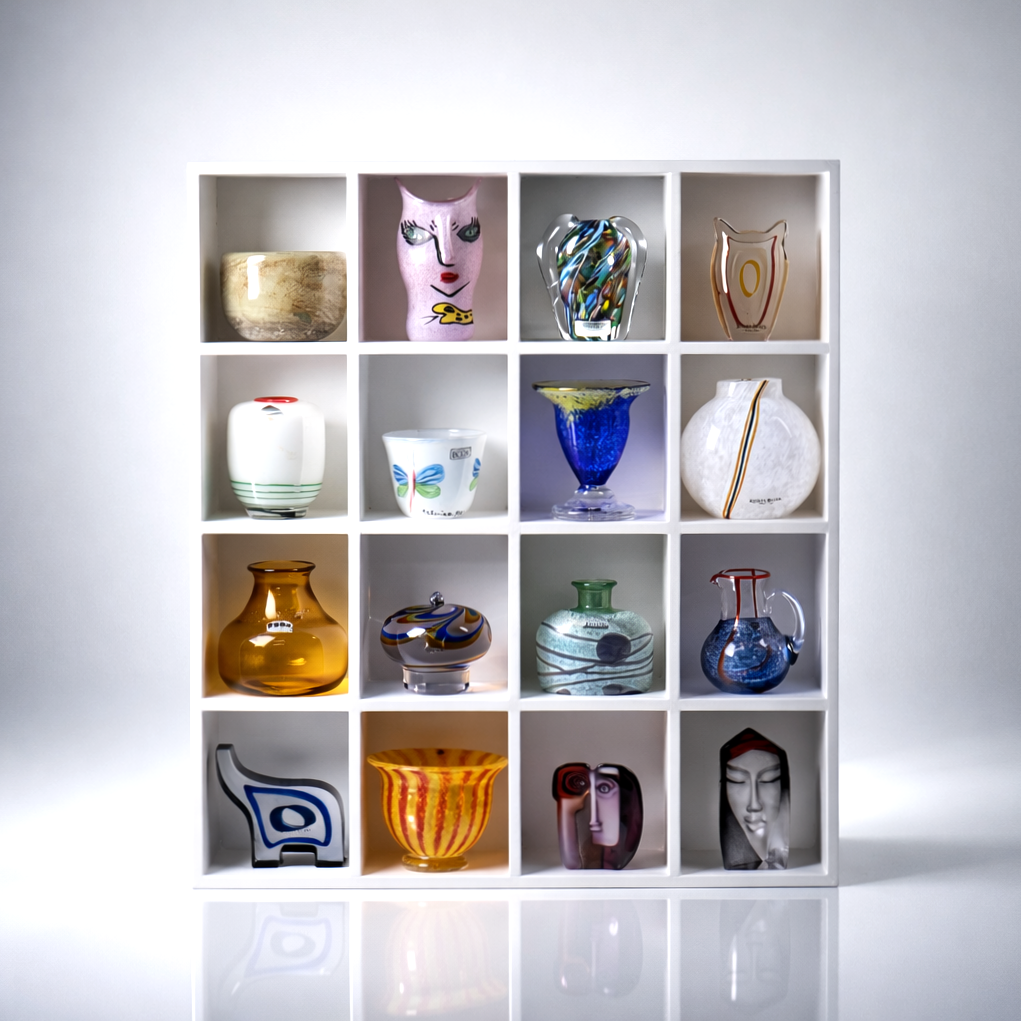 MINIATYRER KONSTGLAS, Kosta Boda, Målerås m fl, 1900-tal, 16 st i hylla.