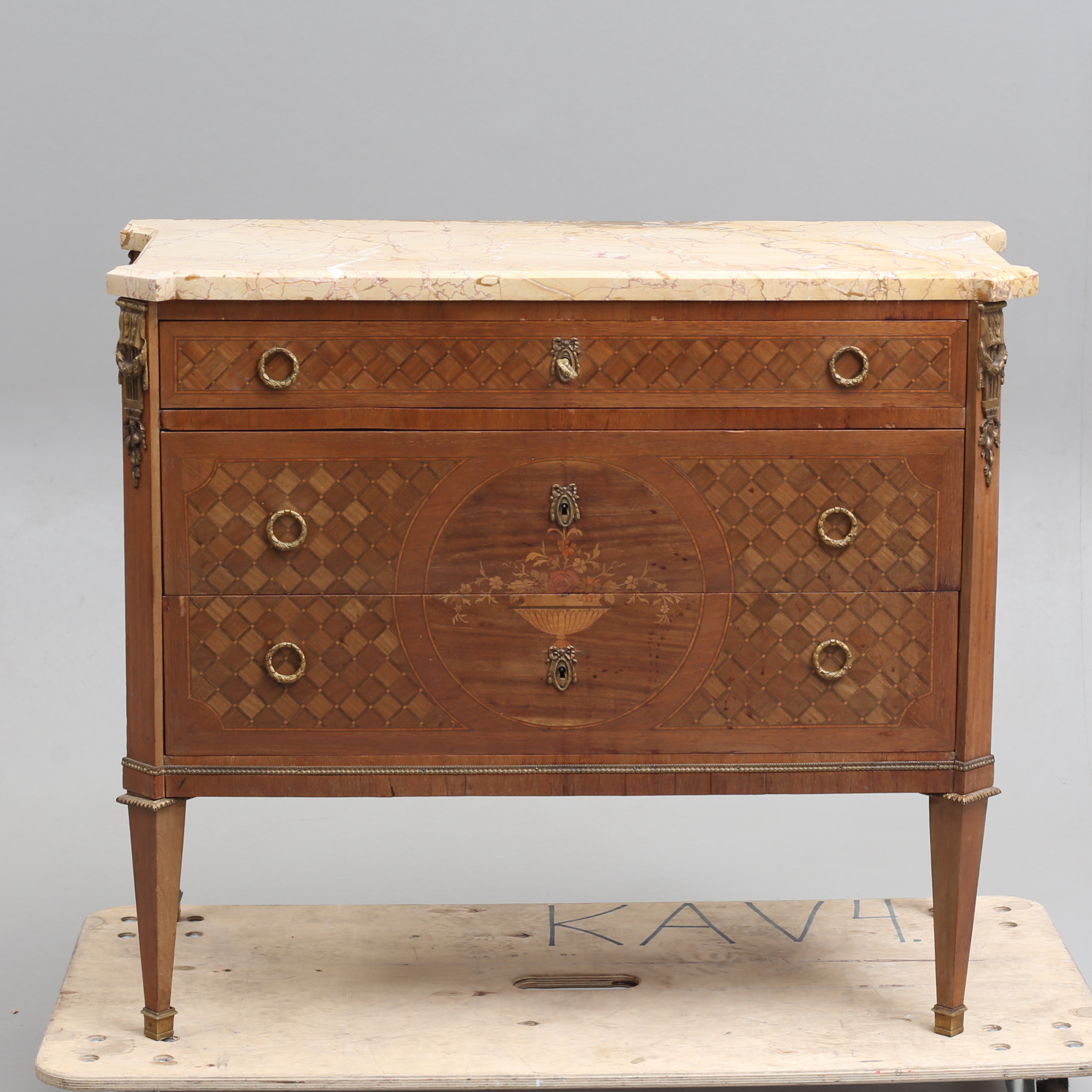 BYRÅ, Louis XVI-stil, med intarsia, tidigt 900-tal.