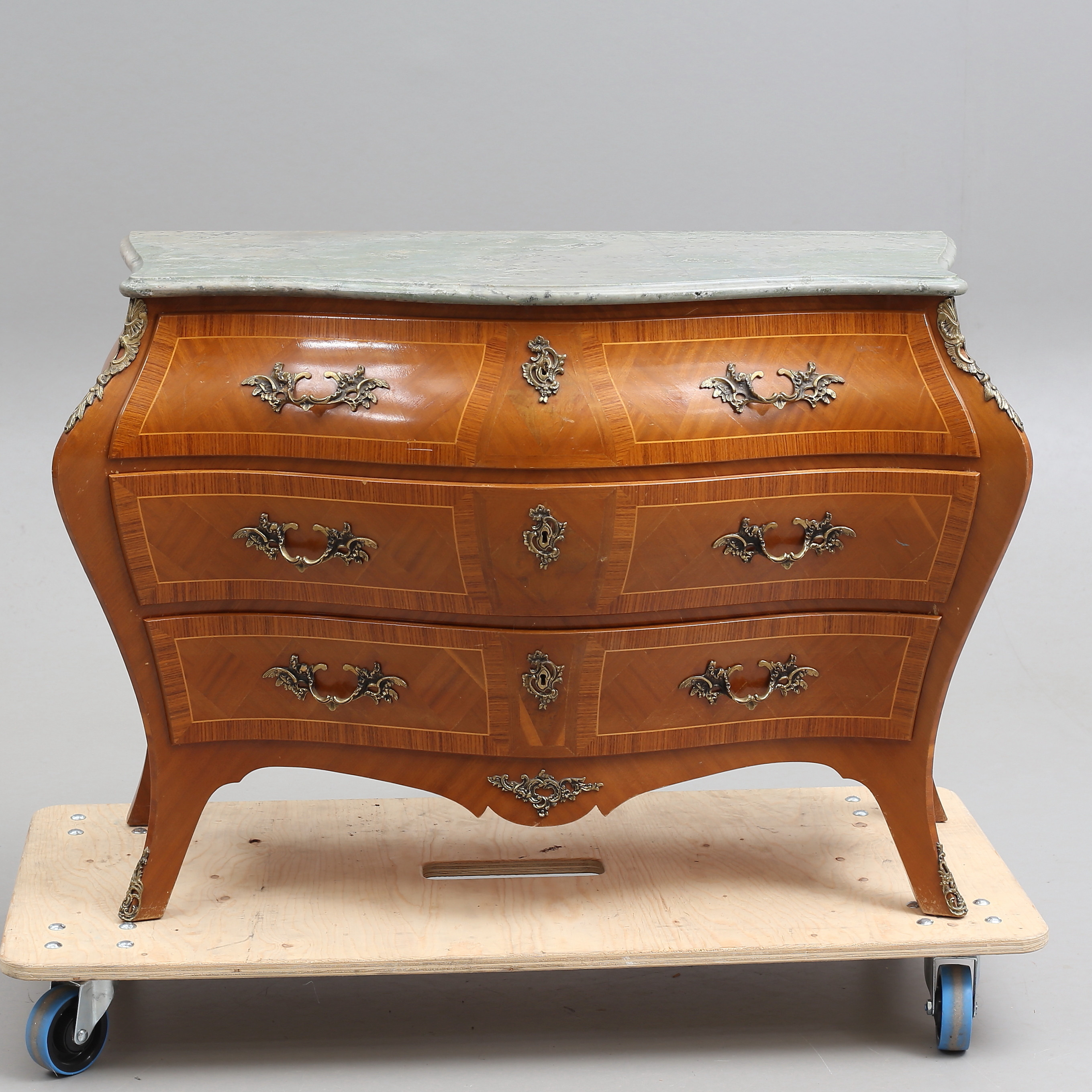 BYRÅ, rokokostil, 1900-tal.