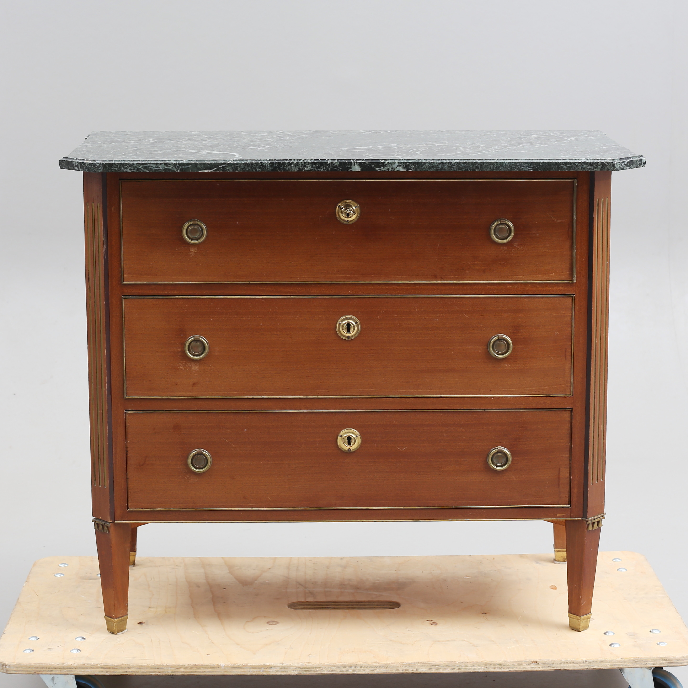 BYRÅ. gustaviansk sti, 1900-talets mitt.