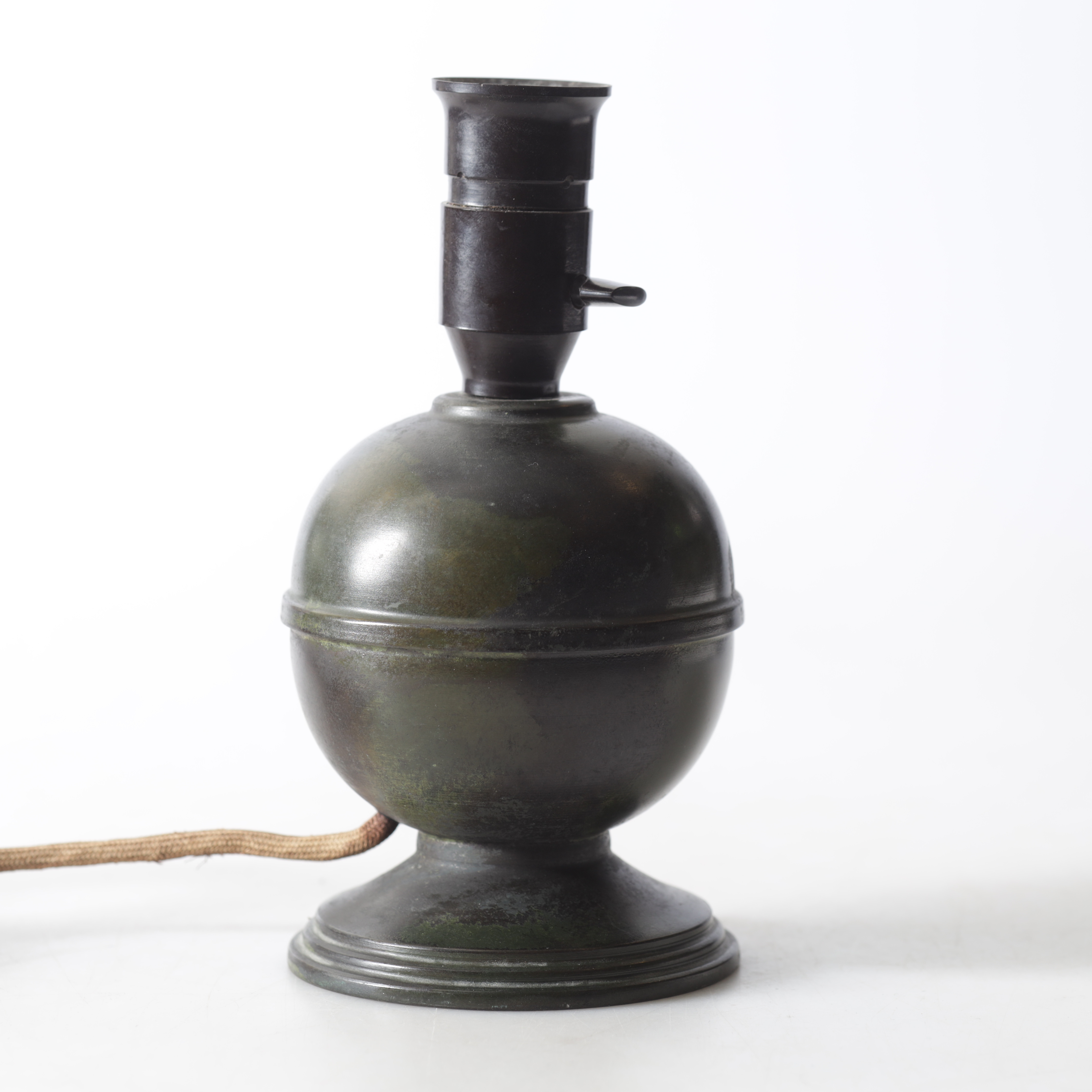 BORDSLAMPA, klotmodell, patinerad metall, Art Déco, 1920-/30-tal.