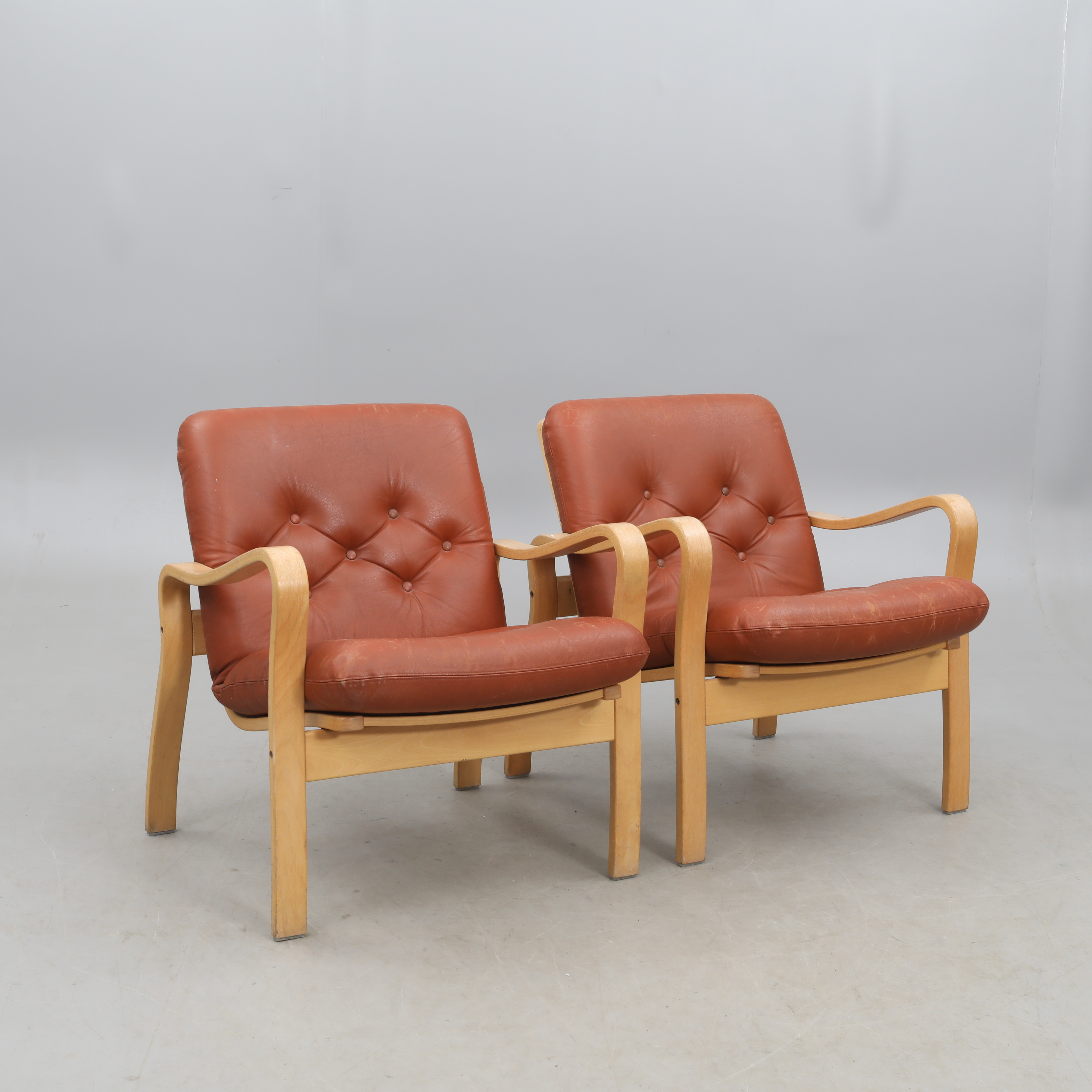 YNGVE EKSTRÖM. FÅTÖLJER, ett par, formpressat trä, märkta, Skandi-form.