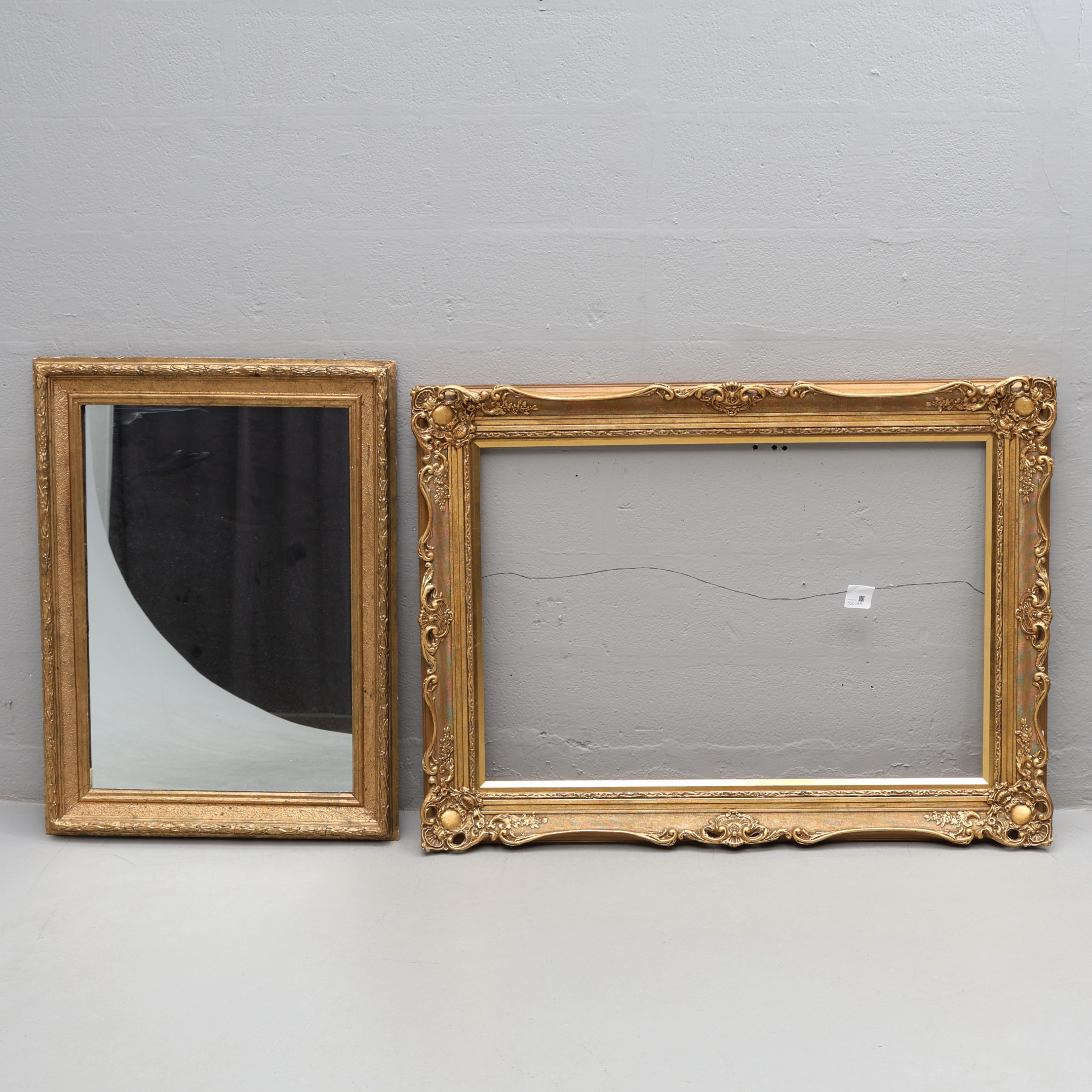 SPEGEL OCH RAM. 2 st, 1 spegel med ram, 1 ram, 1900-tal.