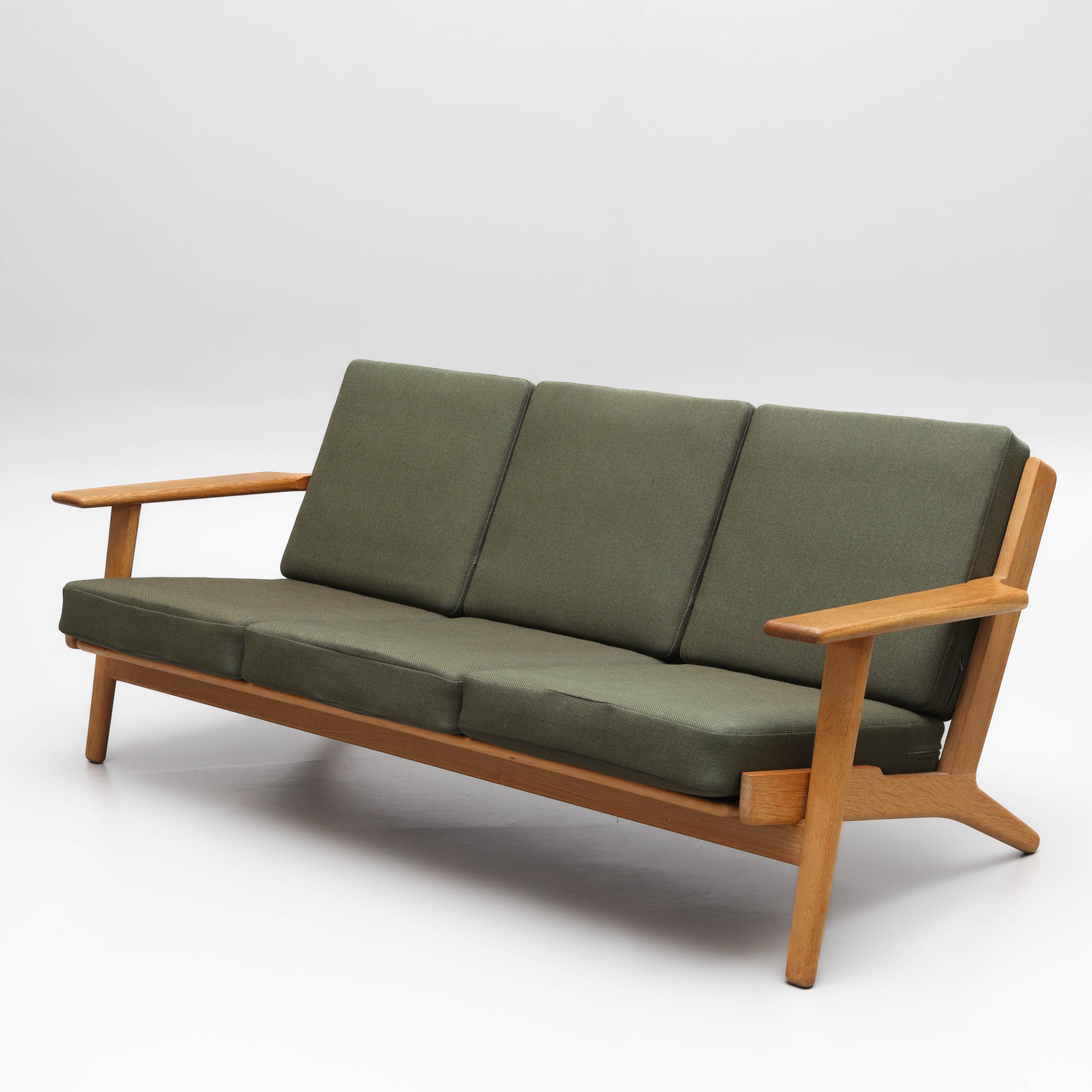 HANS J WEGNER. Soffa, 3-sits, stomme i massiv ek, plymåer klädda i ull, "GE 290/3", Getama, Danmark, 1950/60-tal.