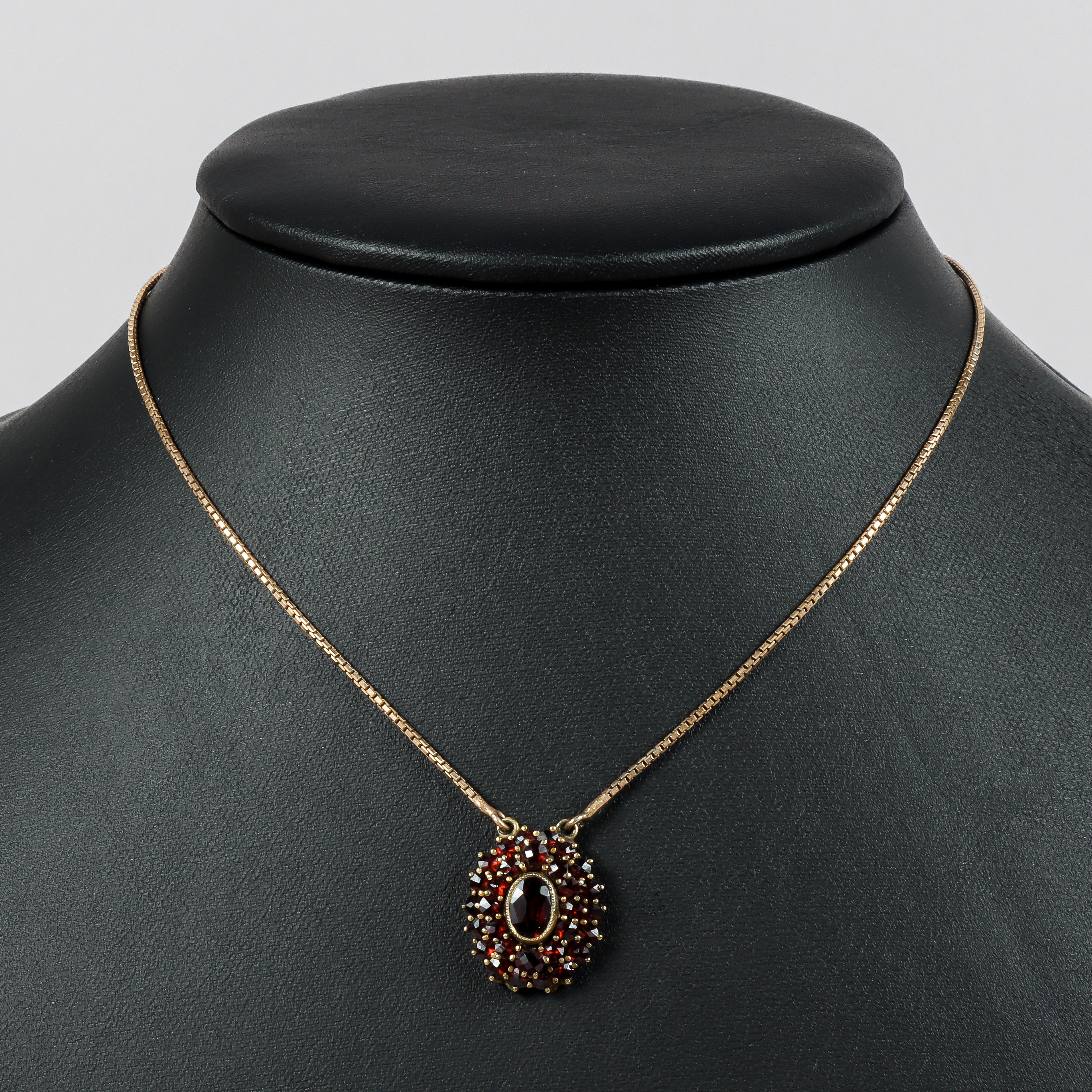 HALSSMYCKE, förgyllt silver med granater.