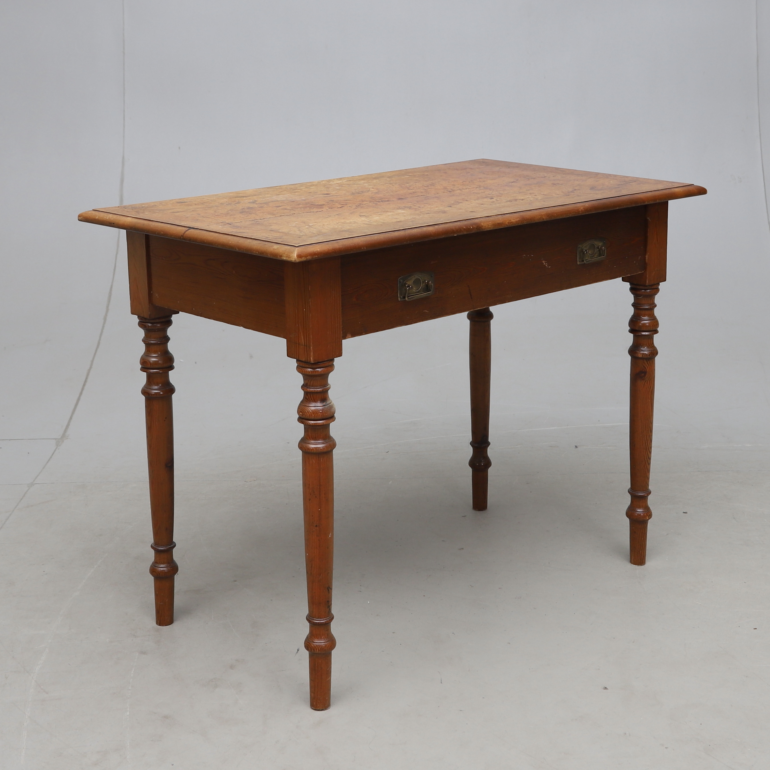 SKRIVBORD, furu och rotfaner, nyrenässans, 1900-talets början.