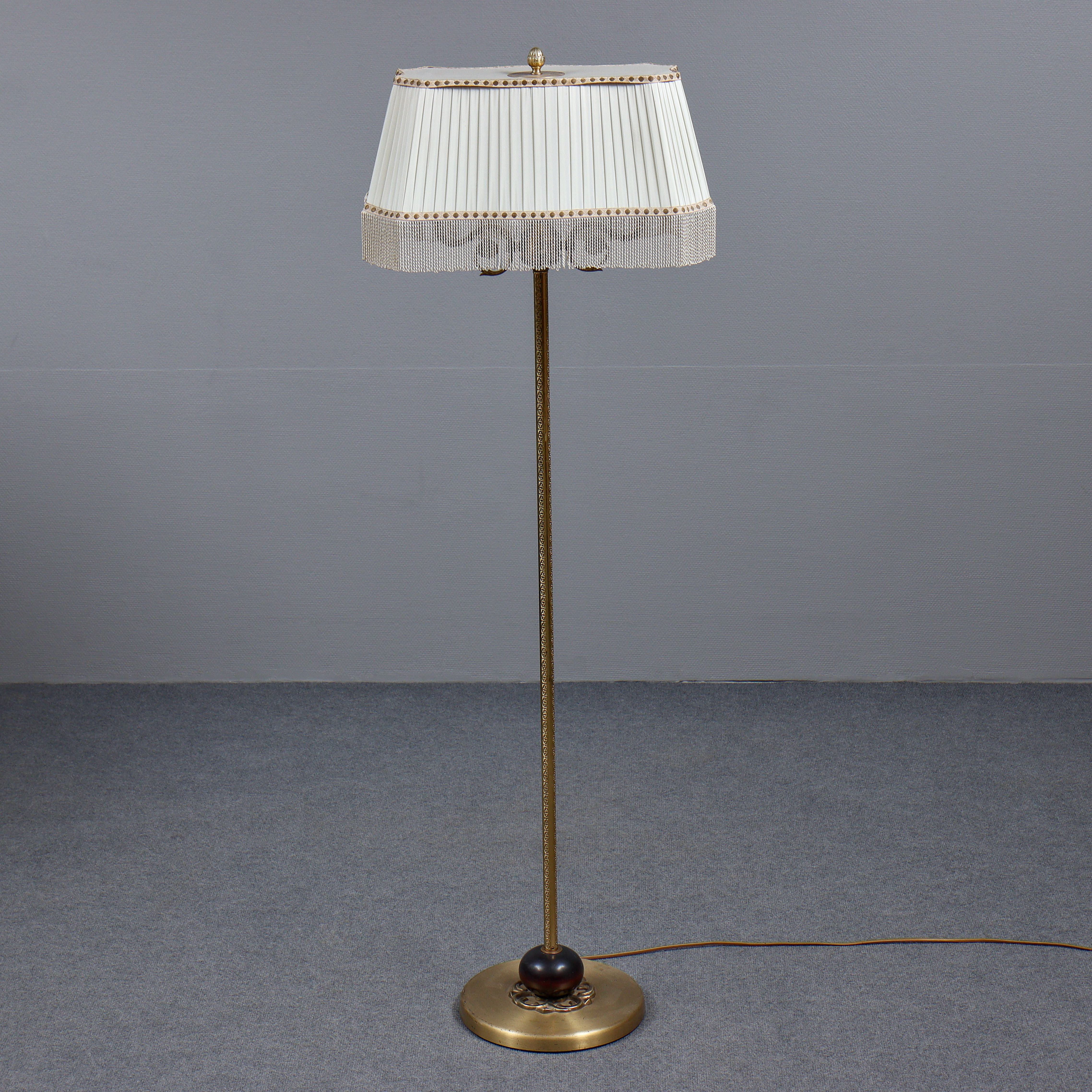 GOLVLAMPA, MÄSSING, TVÅ LJUSPUNKTER, 1940/1950-TAL.