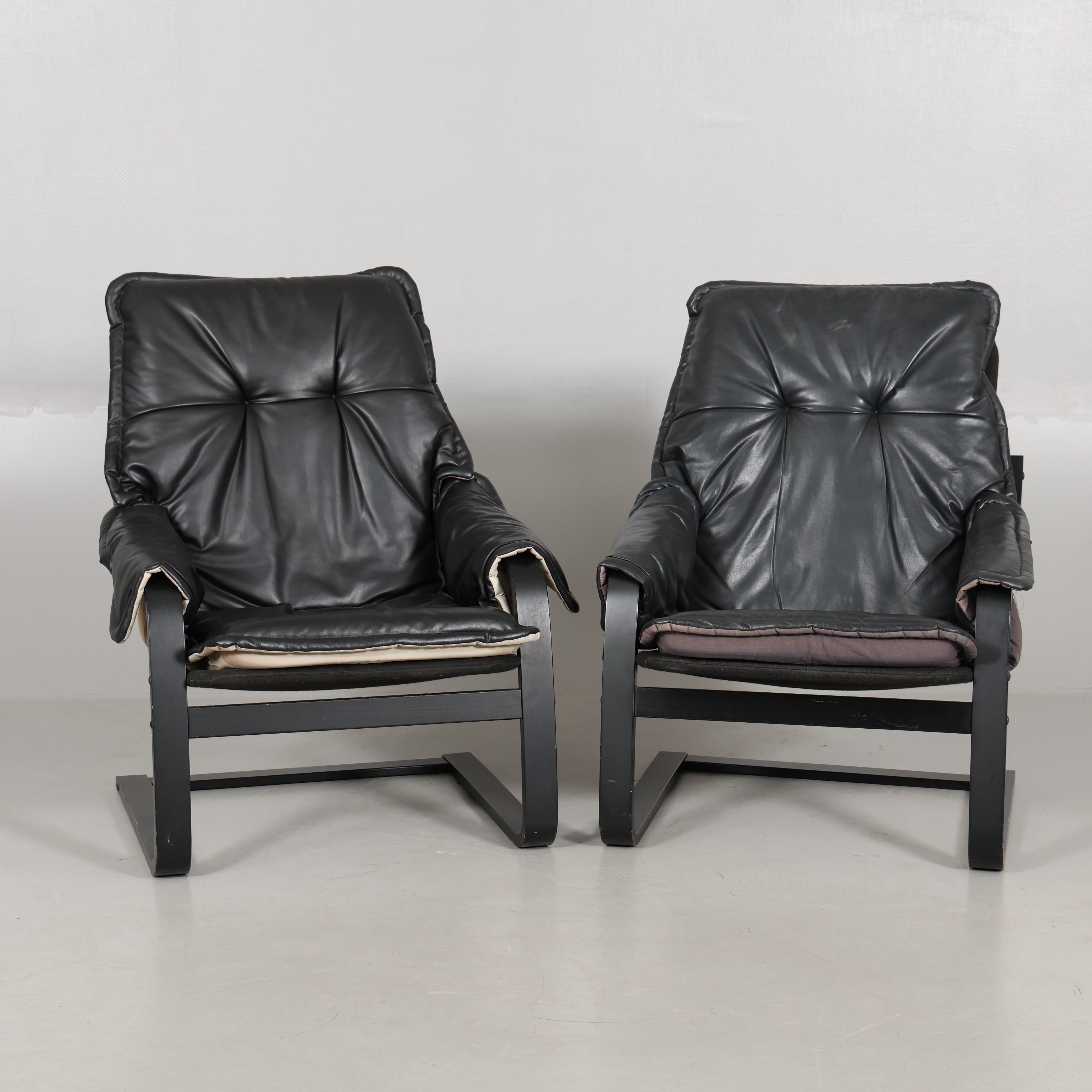 FÅTÖLJER, 1 par, böjträ/konstskinn.