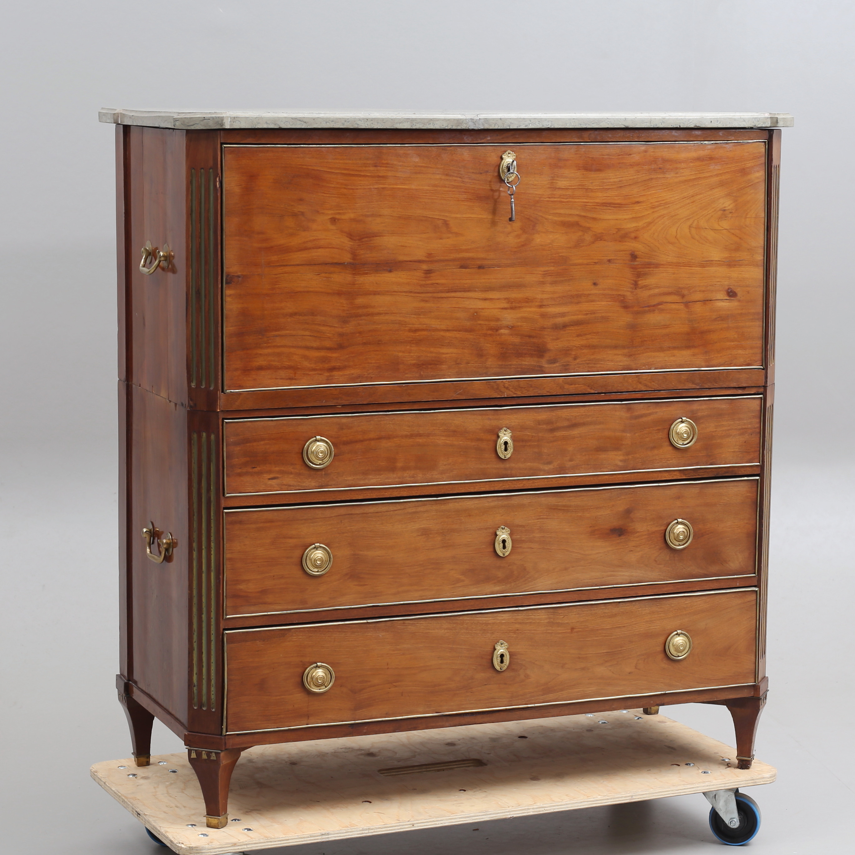 CHIFFONJE, med stenskiva, sengustaviansk, 1800-tal.