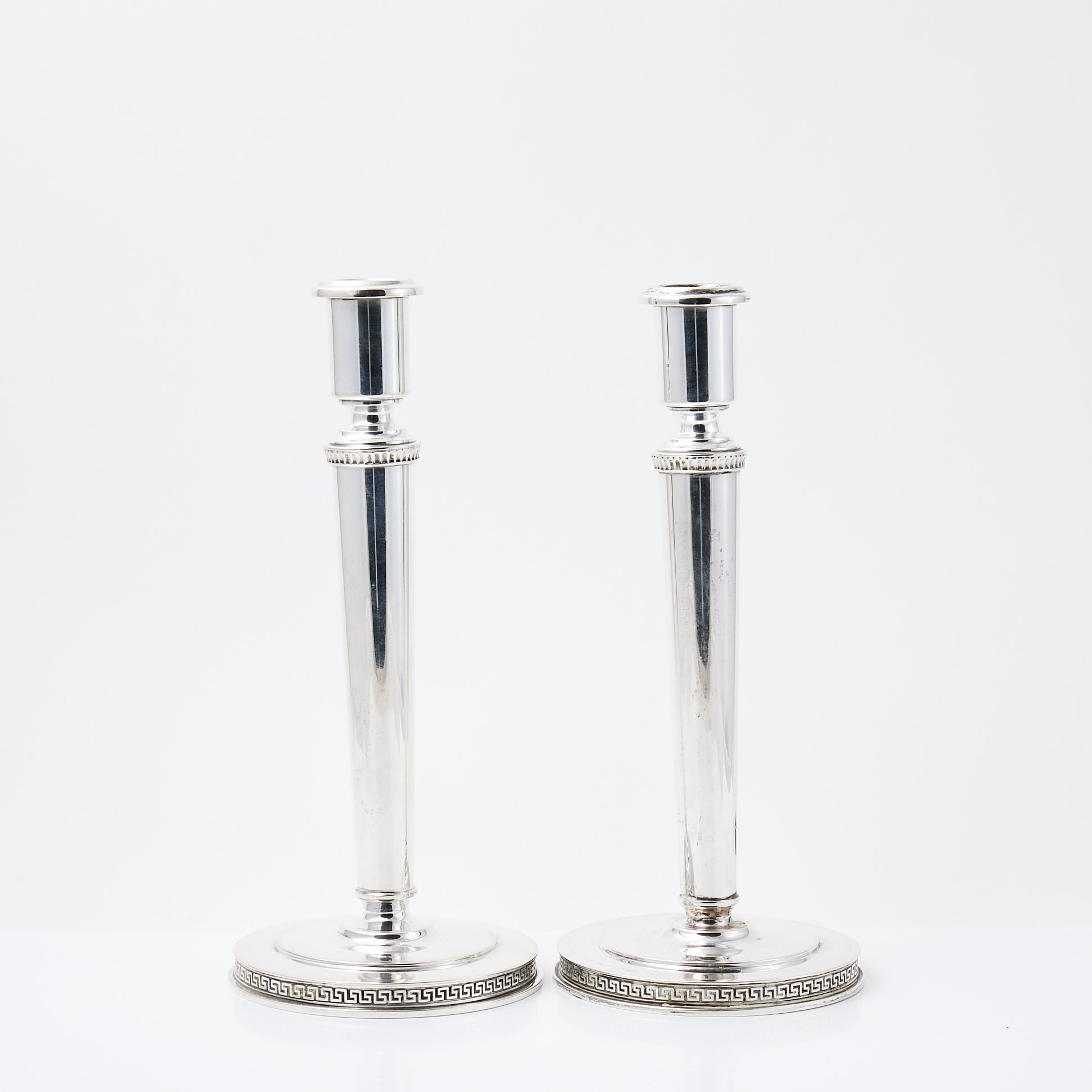 W A BOLIN. Ljusstakar, 1 par, silver, Stockholm 1946, runt, nedåt avsmalnande skaft, rund fotplatta med dekor av meanderbård.