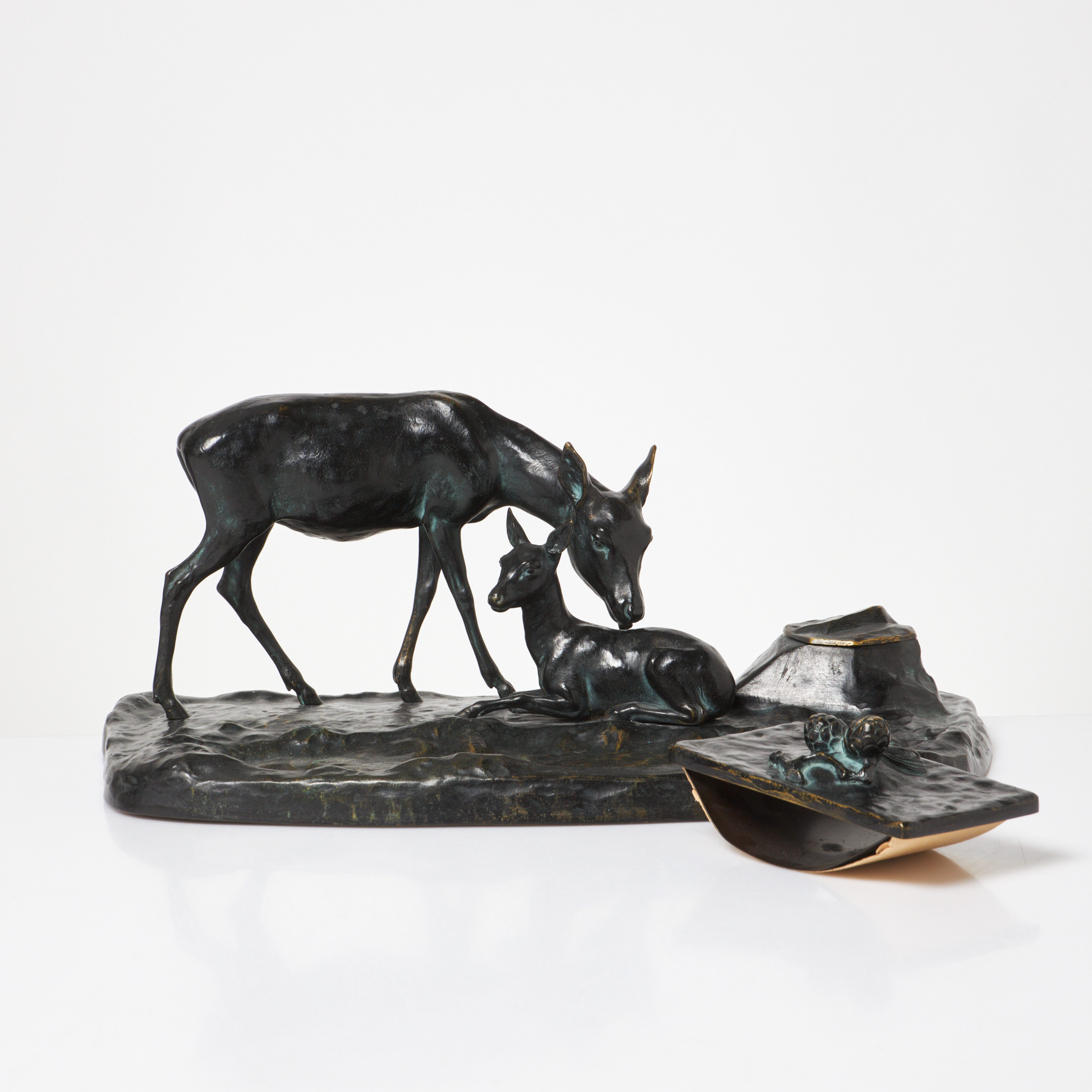 RICHARD THUSS. Skrivställ samt läskpress, brons, dekor av rådjur samt grankottar, stället signerat Thuss samt märkt Argentor Vienna, 1900-tal.