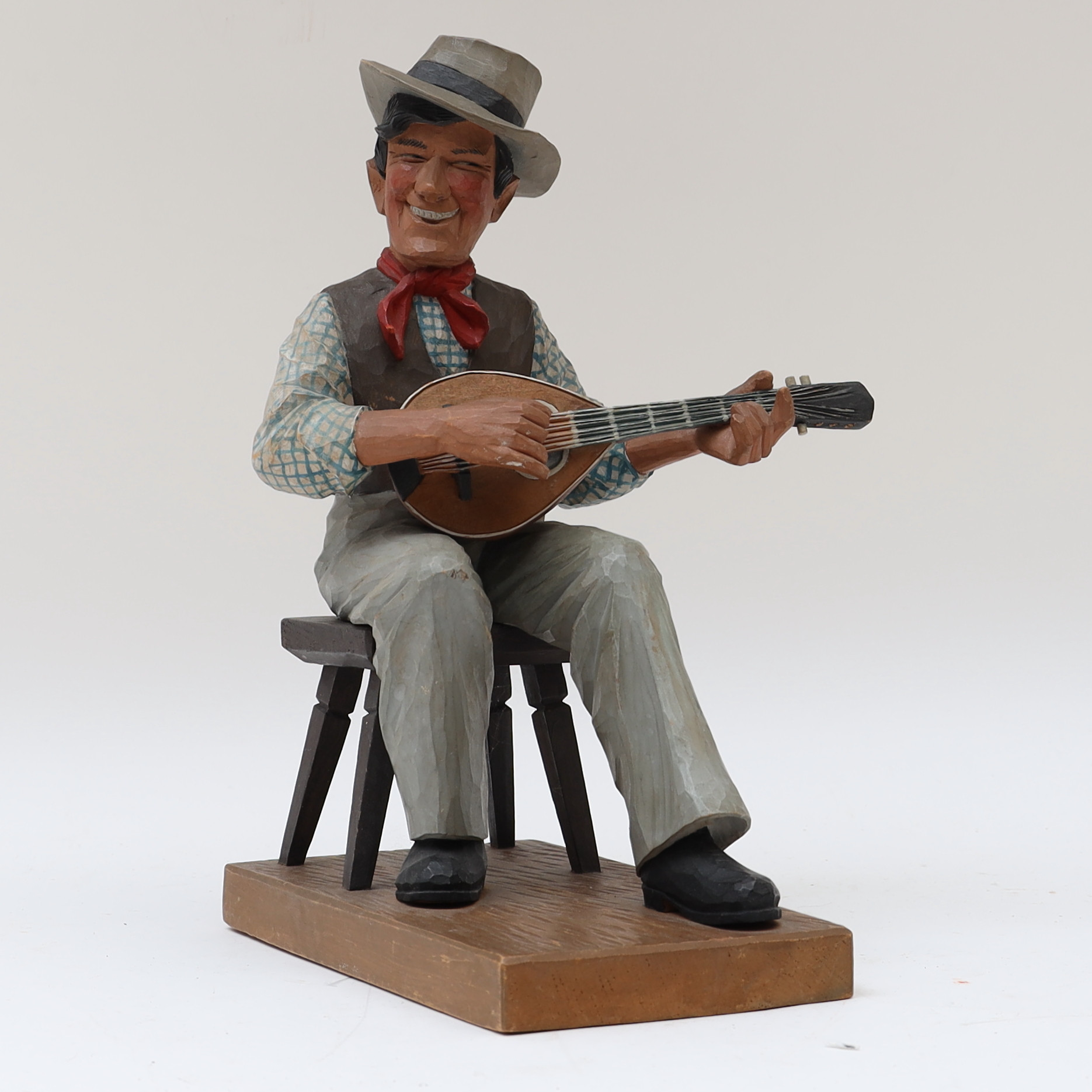 HERMAN ROSELL. Träfigur, spelman, signerad och daterad 1941.