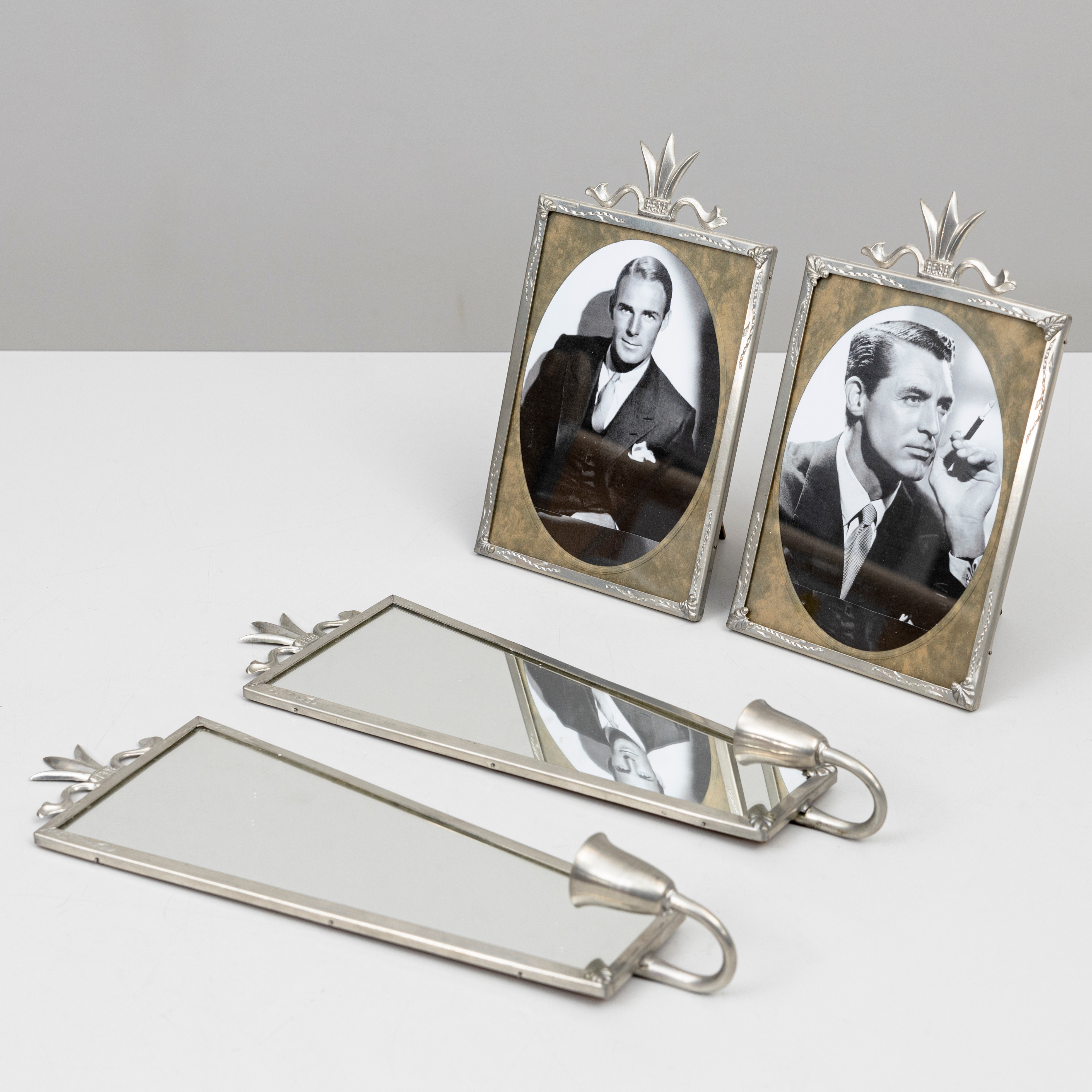 SPEGELLAMPETTER, ett par samt BORDSRAMAR, ett par, tenn, 1920-tal.