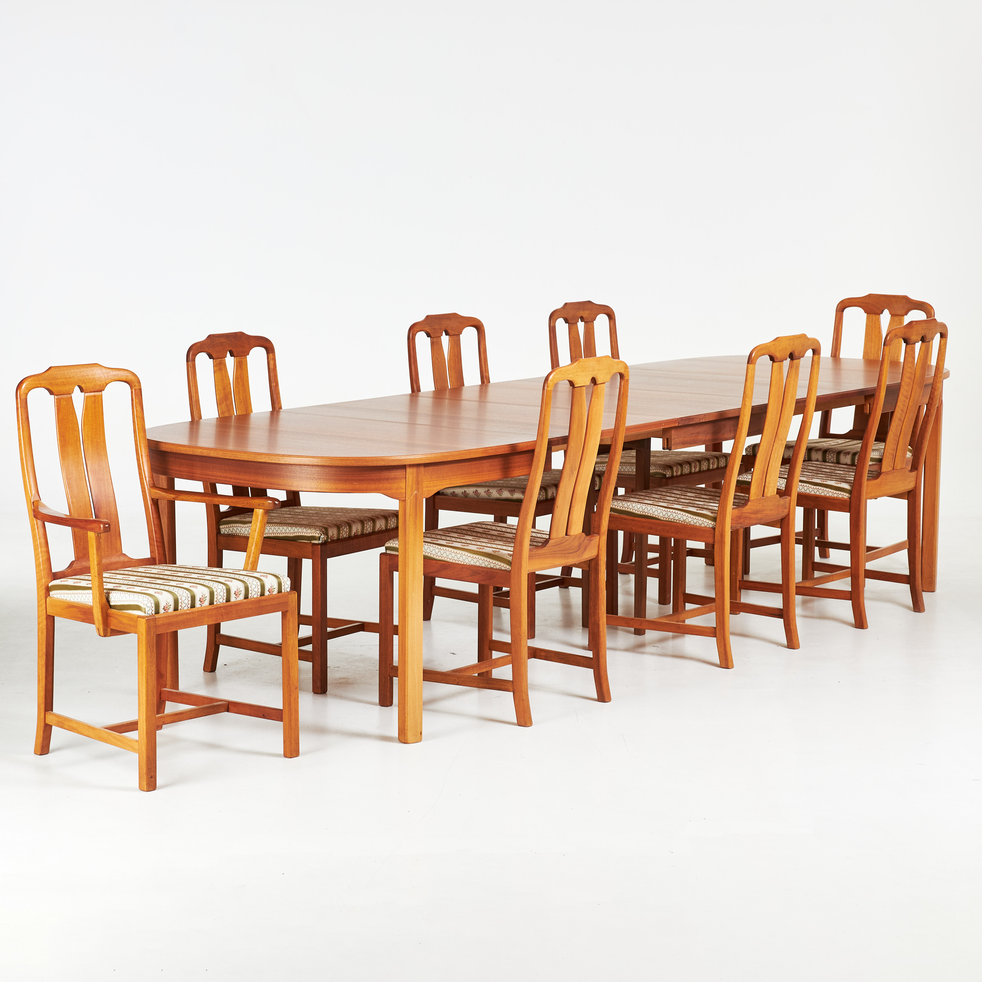 CARL MALMSTEN. "Ambassadör", 9 dlr, Åfors möbelfabrik, matbord, 2+6 stolar, 3 iläggsskivor, valnöt.