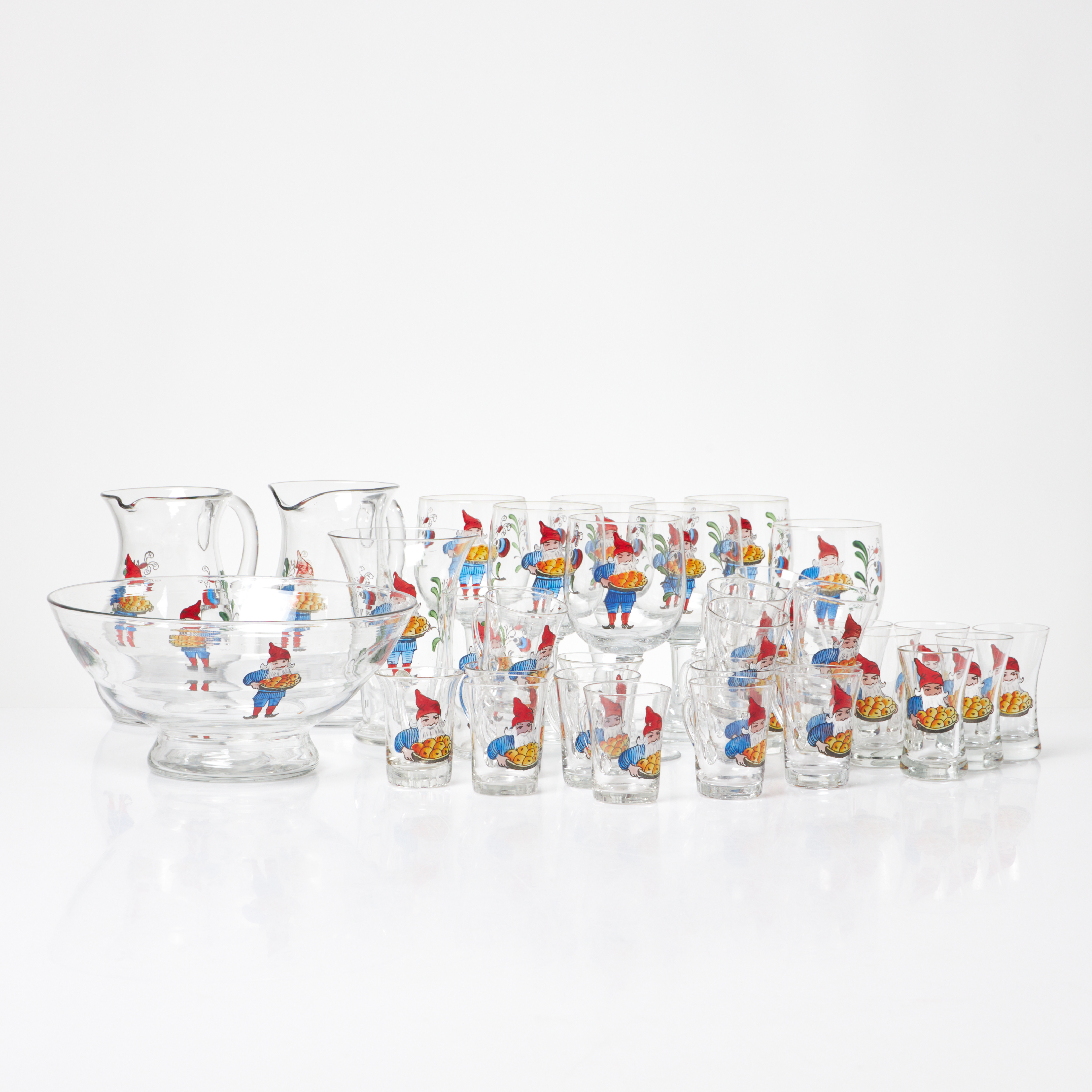 JULSERVIS, 35 dlr, 1900-tal, glas, bemålad dekor av tomtar blommor och hjärtan.