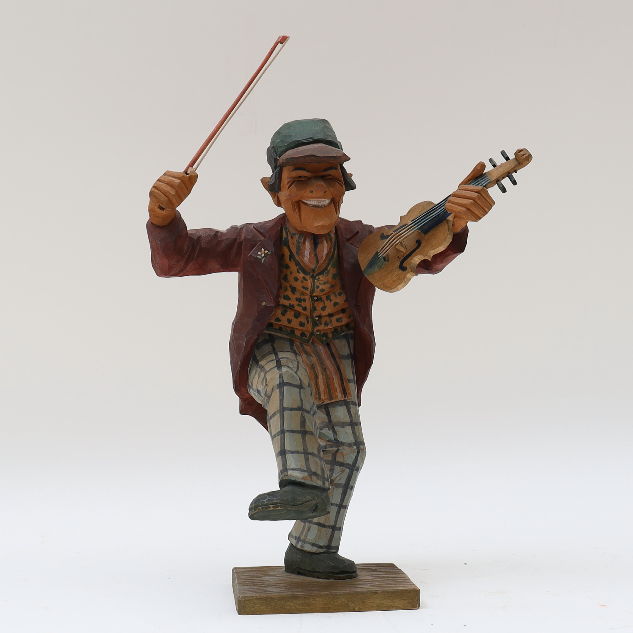 TEO SPANIER. Träfigur, spelman, signerad och daterad 1935.