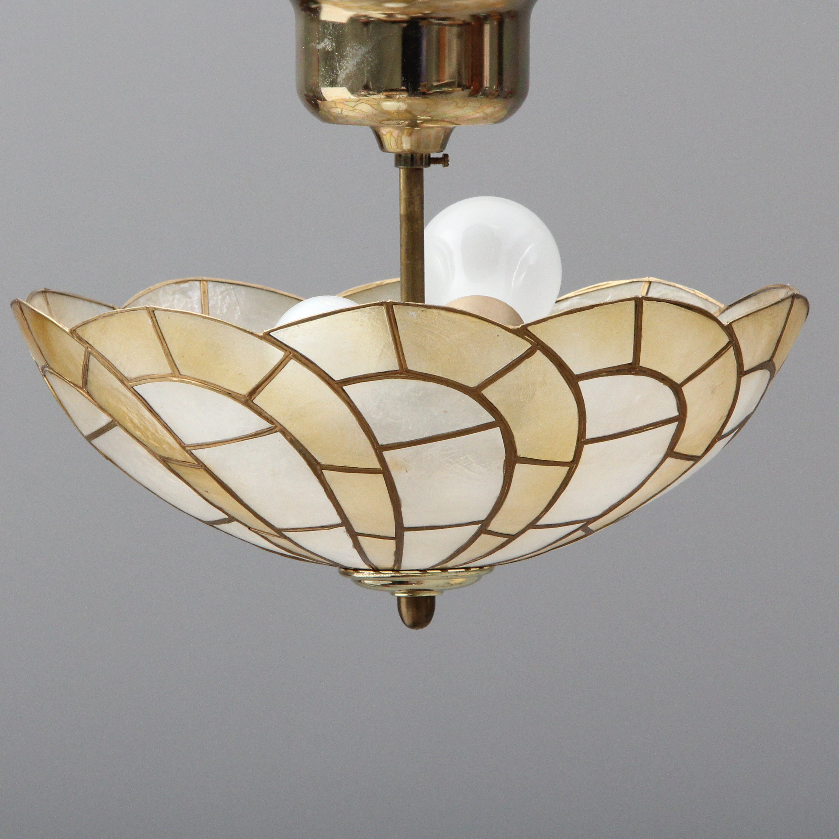 TAKLAMPA, äggskalstunn kupa, 1900-tal.