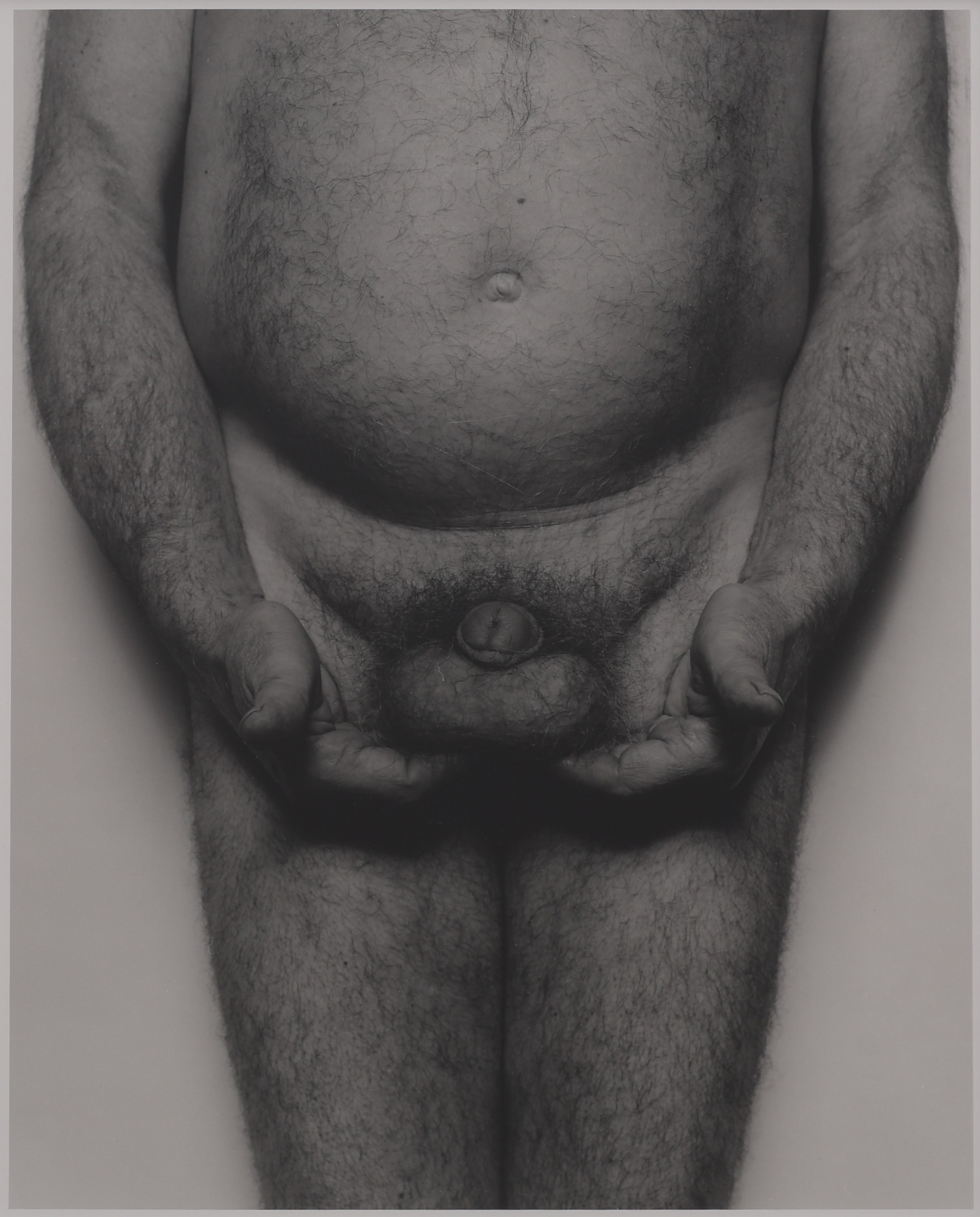 JOHN  COPLANS. SILVERGELATINKOPIA, "SELF PORTRAIT, FRONTAL, HANDS HOLDING 1985", SIGNERAD, NUMRERAD 2/12 OCH DATERAD 1985.