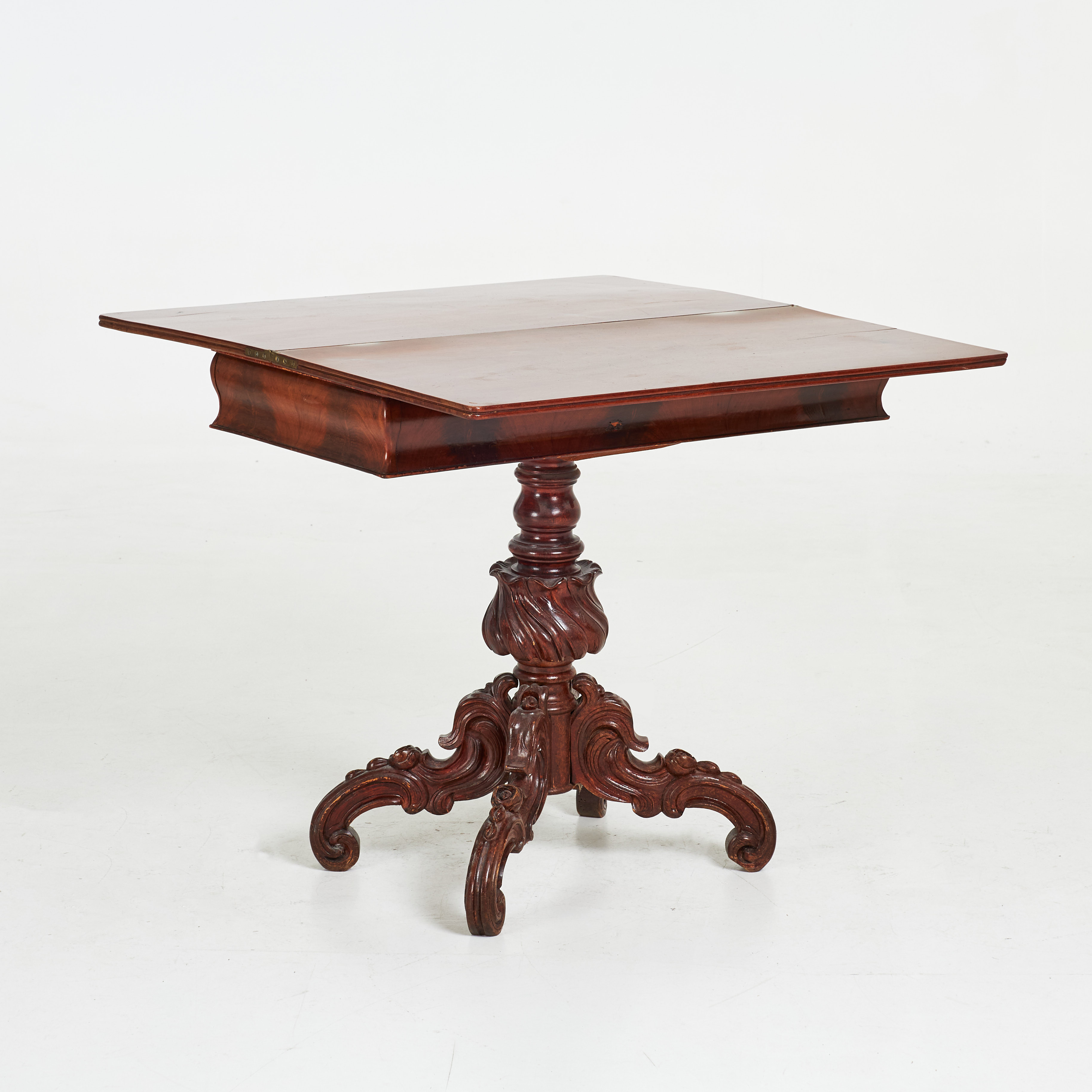 SPELBORD. Nyrokoko, 1800-talets slut, mahogny, rikligt skuren centralfot, spelmarker.