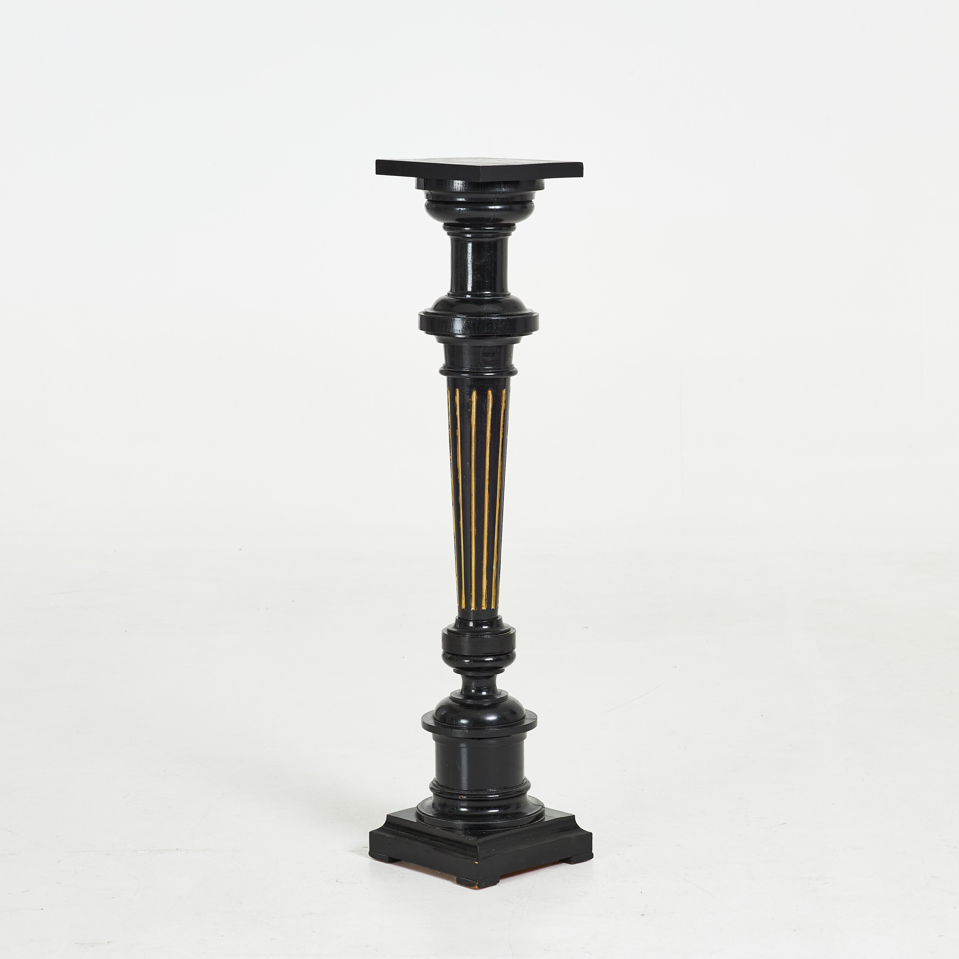 PIEDESTAL. 1900-talets början, svärtad, kannelerad, kvadratisk topp.