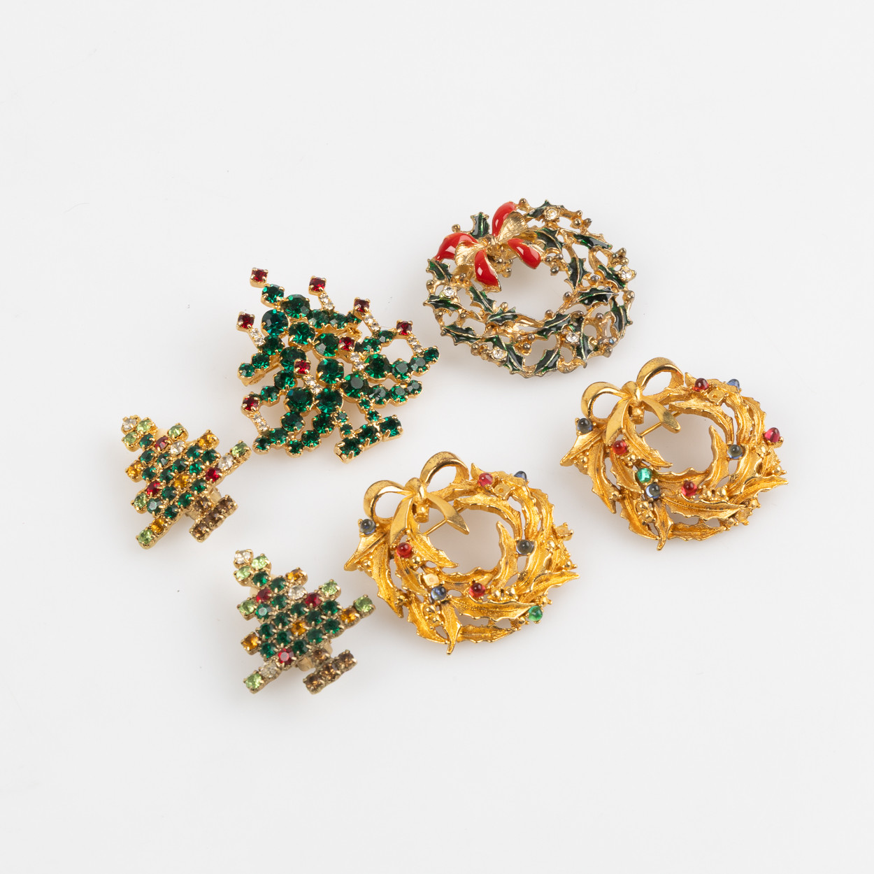 COSTUME JEWELLRY, CHRISTMAS BIJOUTERIER, 4 stycken broscher samt 1 par clips, 1970/80-tal (6).