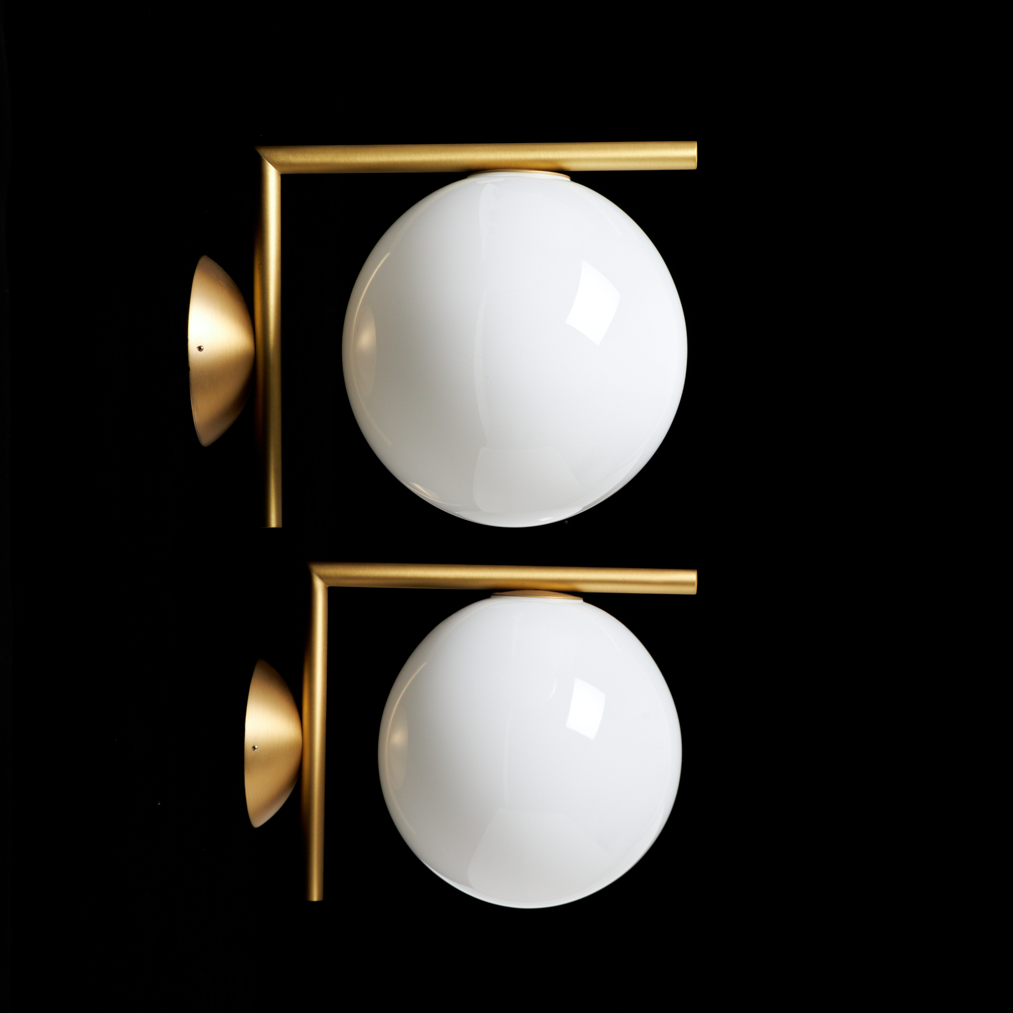 MICHAEL ANASTASSIADES. Vägglampor 1 par, FLOS. Metall med kupa av glas.