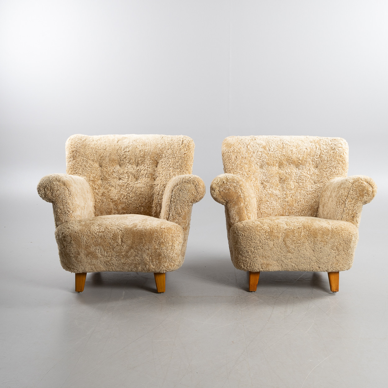 FÅTÖLJER, ett par, Swedish modern, 1940-tal, klädda i fårskinnspäls Honey.