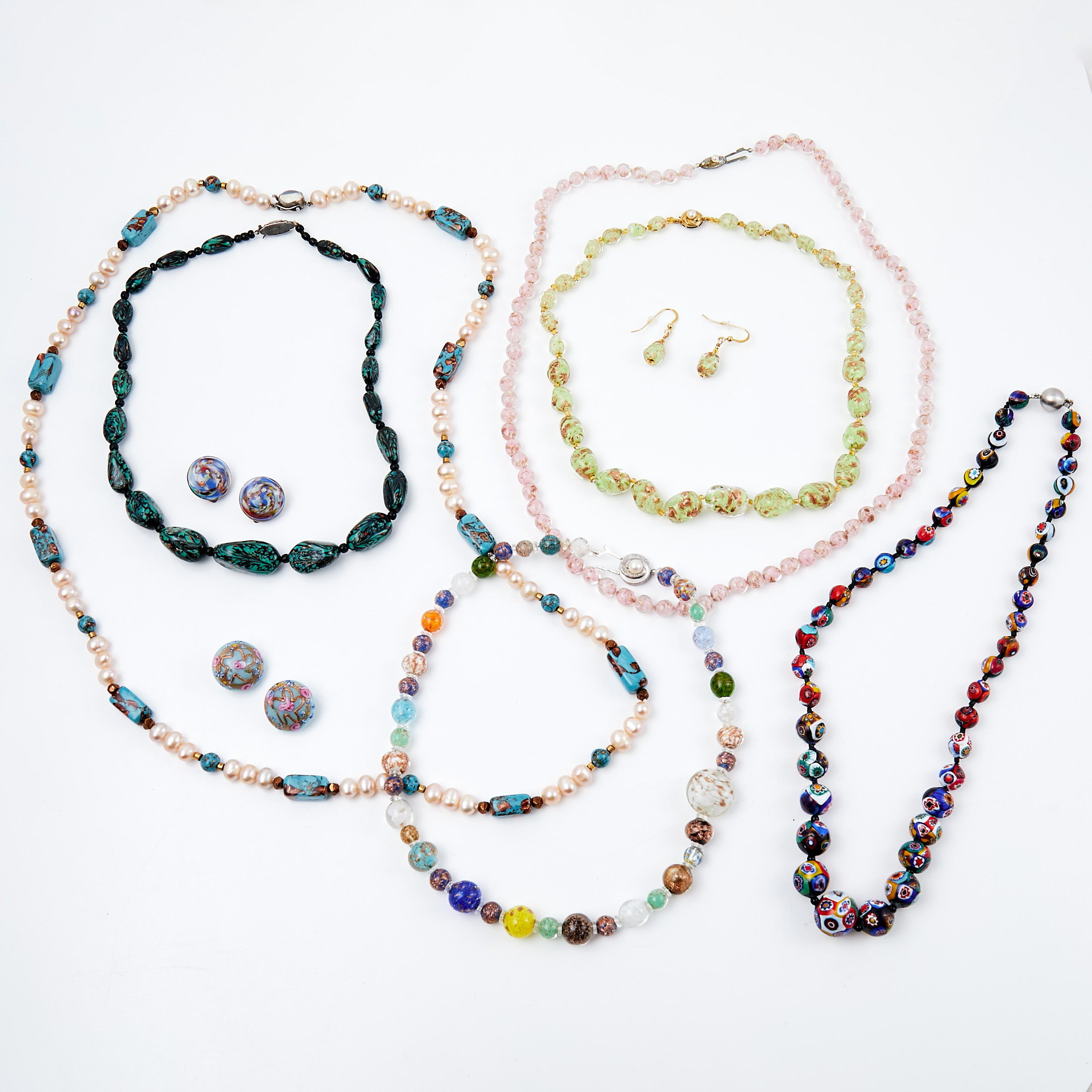 HALSBAND, 6 st, ÖRHÄNGEN, 3 par, varav 2 par clips, muranoglas, odlade sötvattenspärlor, lås i silver samt förgylld metall, bl. a. J. Köhle från Pforzheim, Tyskland samt svenska kontrollstämplar.