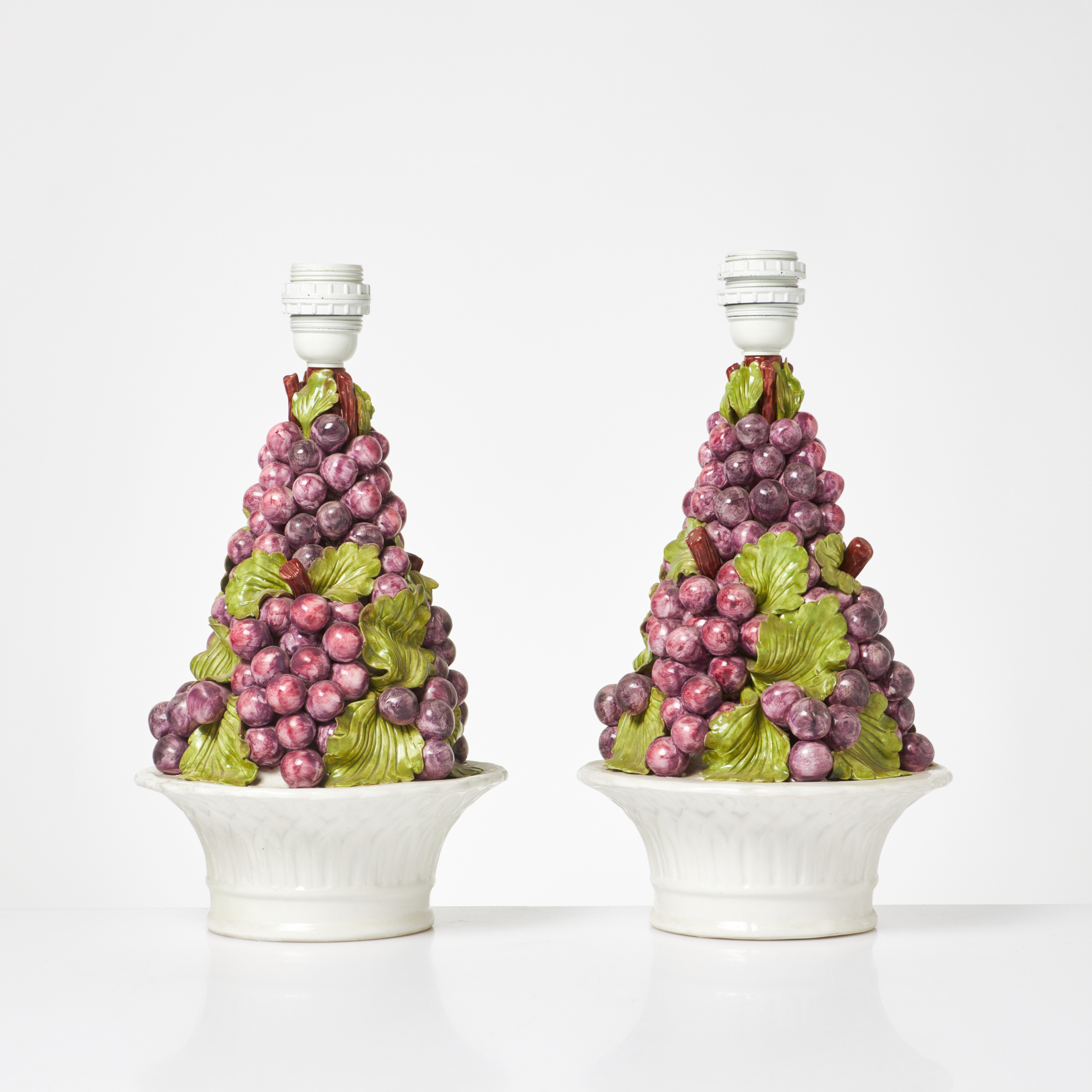 BORDSLAMPOR, 1 par, Italien, 1900-talets andra hälft, bemålat porslin, rikligt rekor i form av druvklasar och blad.