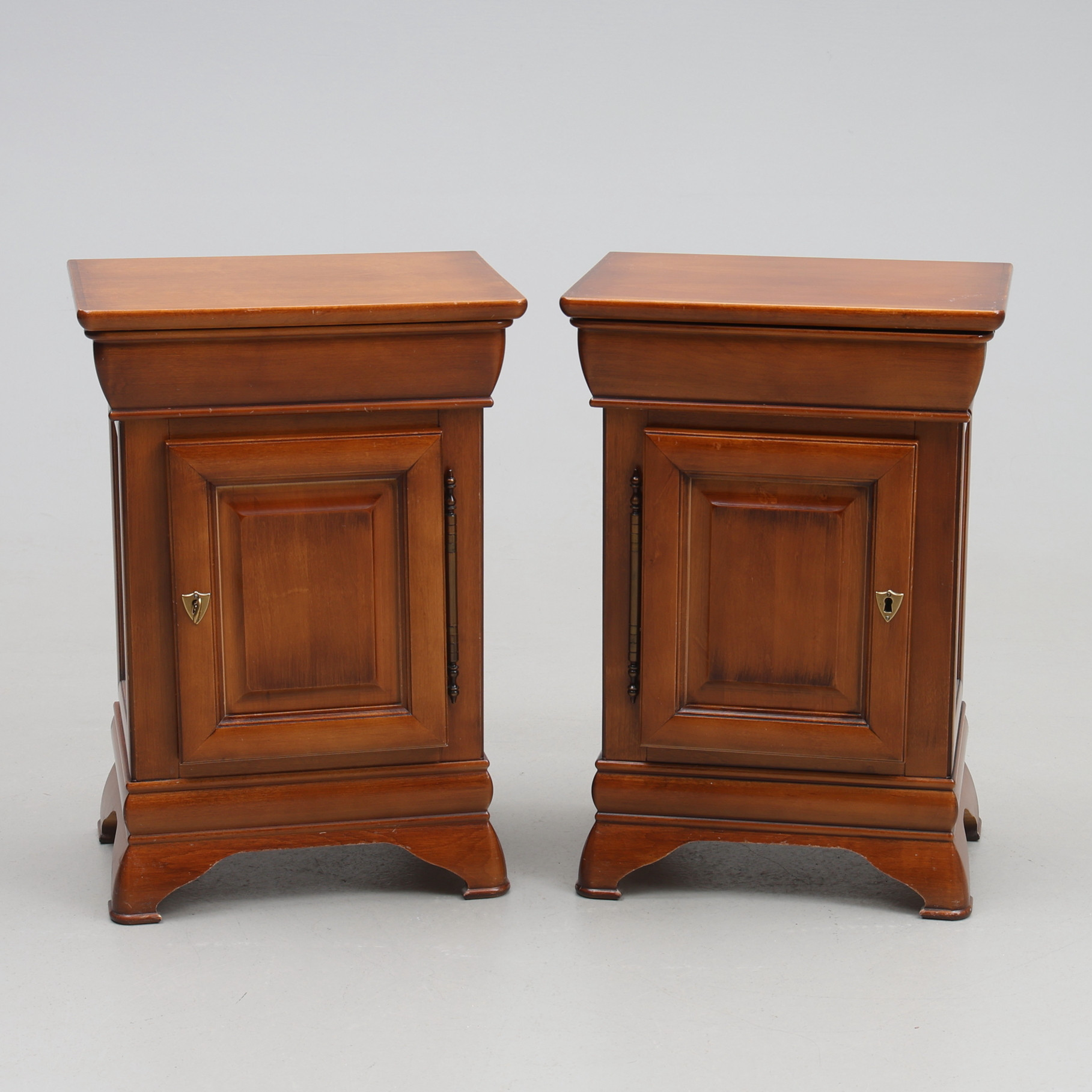 NATTDUKSBORD. 1 par, mahogny.