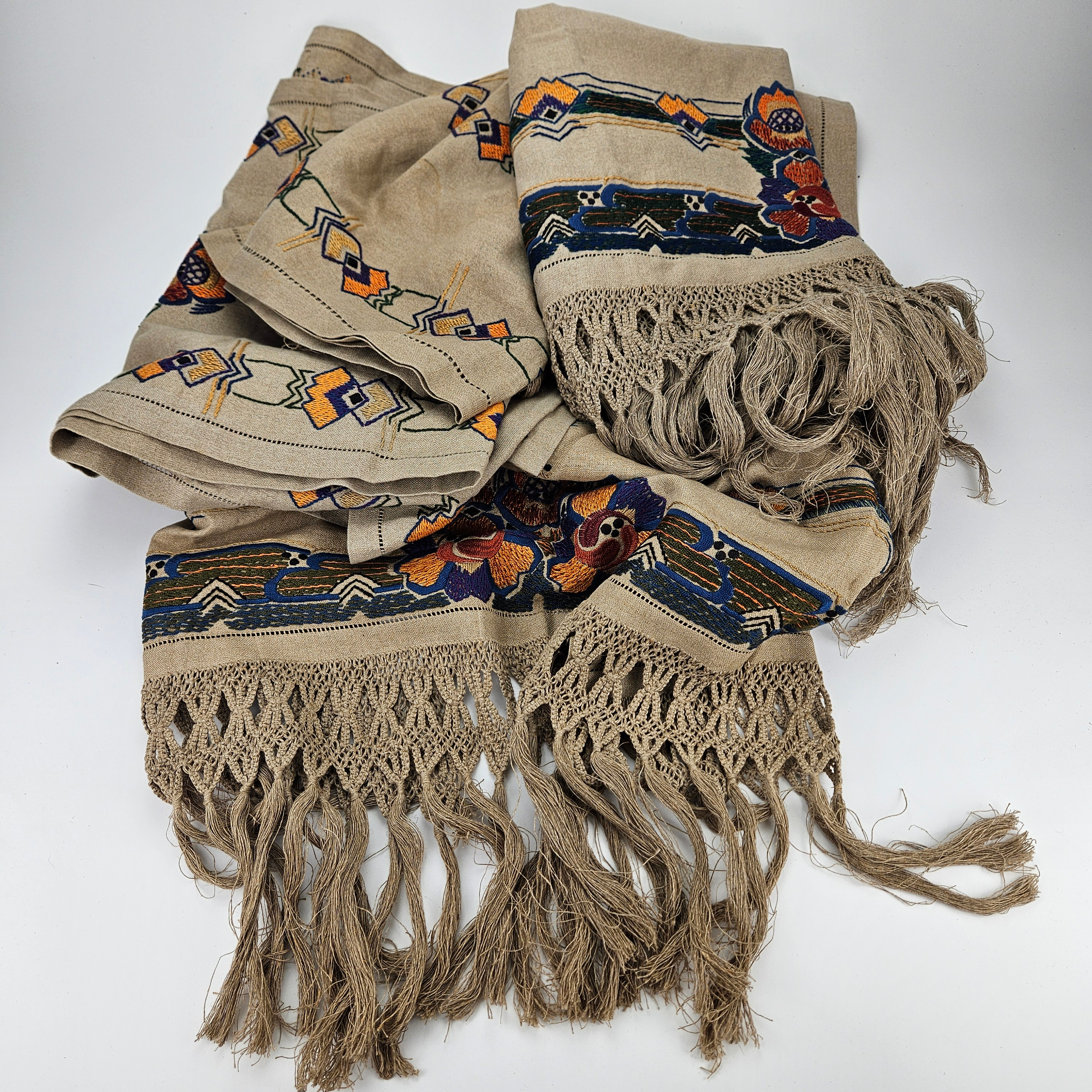 DUKAR OCH GARDIN, 4 delar, broderade, 1900-talets första hälft.