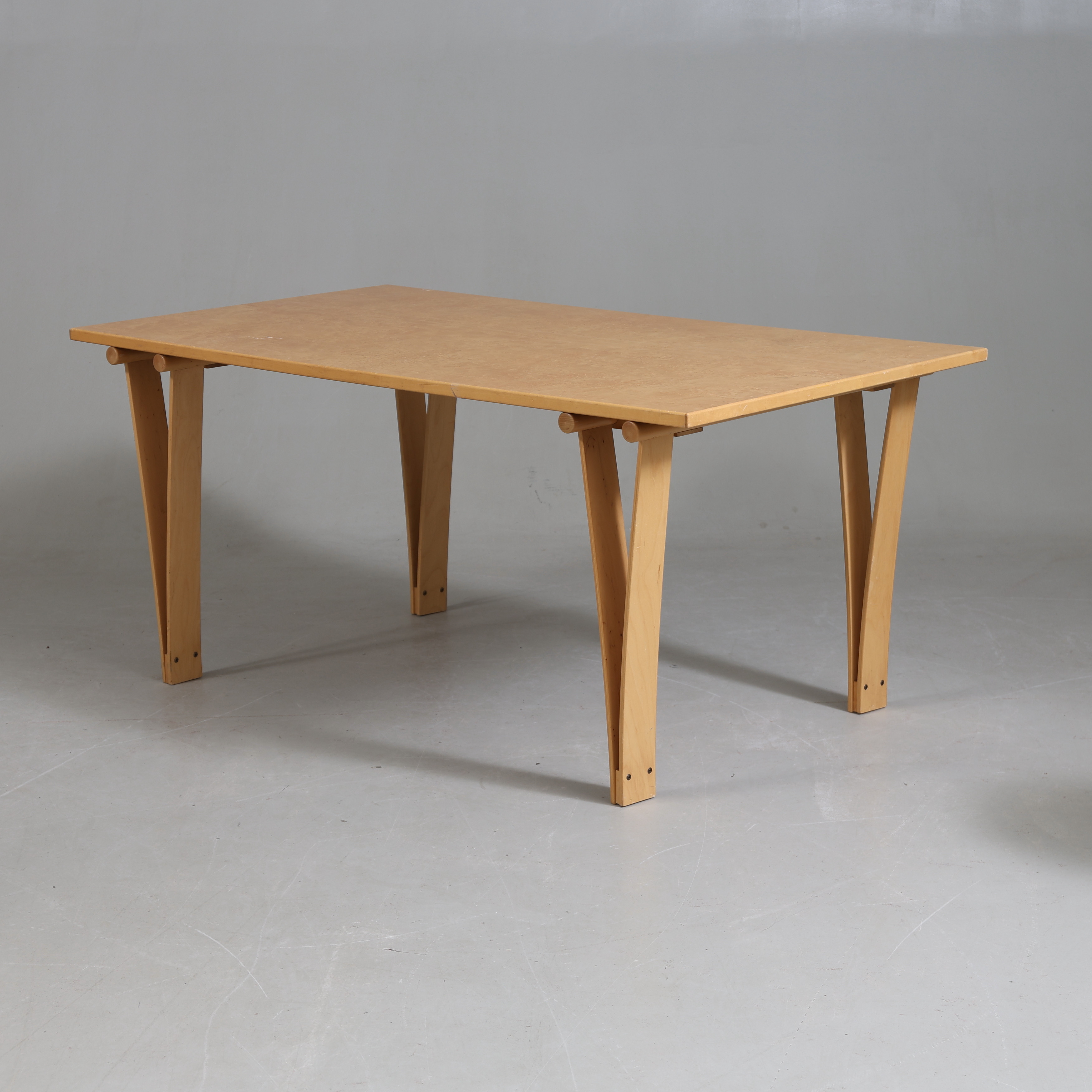 NILS & KAJSA STRINNING. TILLSKRIVEN. Matbord, masurbjörk, 1900-talets andra hälft.