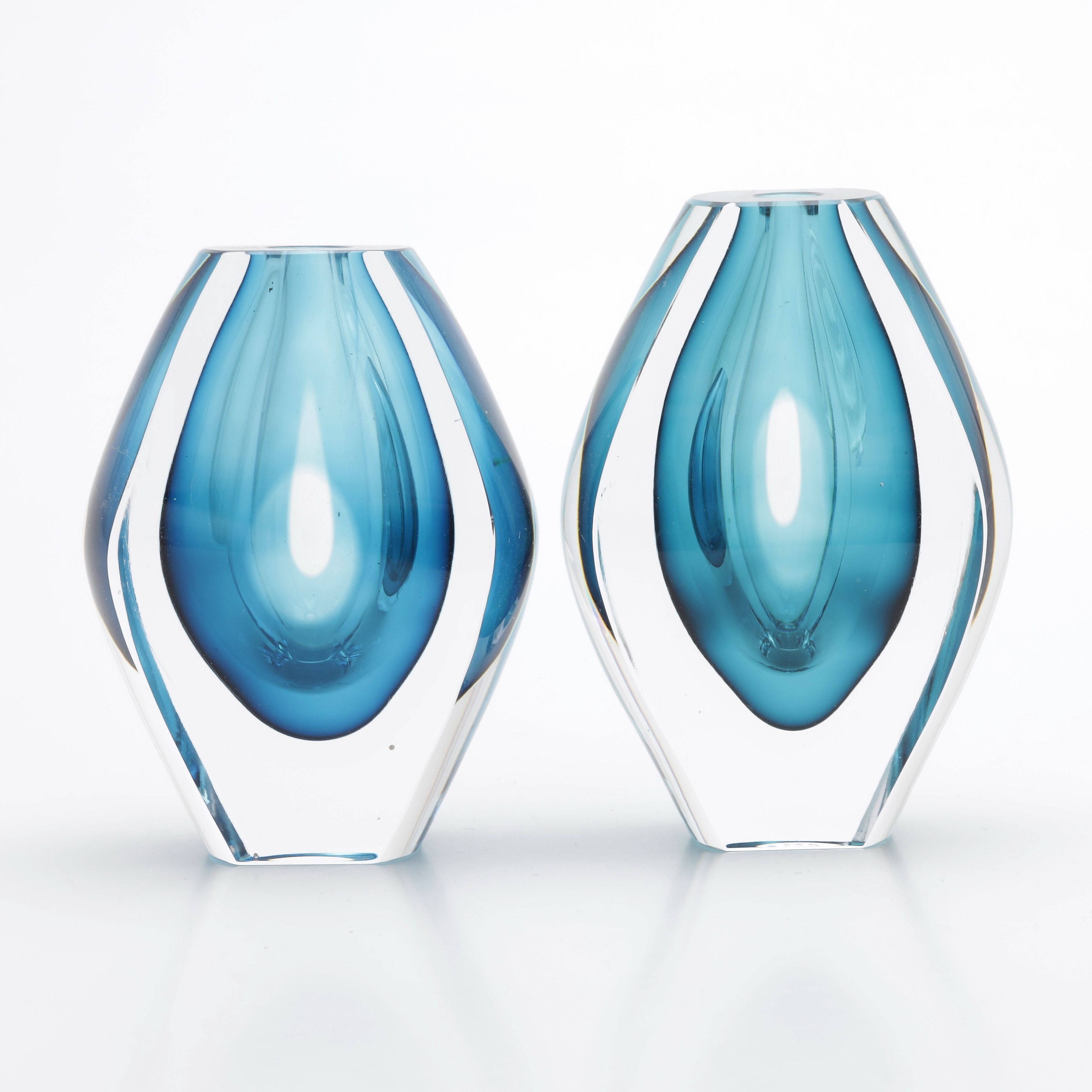 MONA MORALES-SCHILDT. Vaser, 1 par, glas, "Ventana", Kosta, 1 signerad.