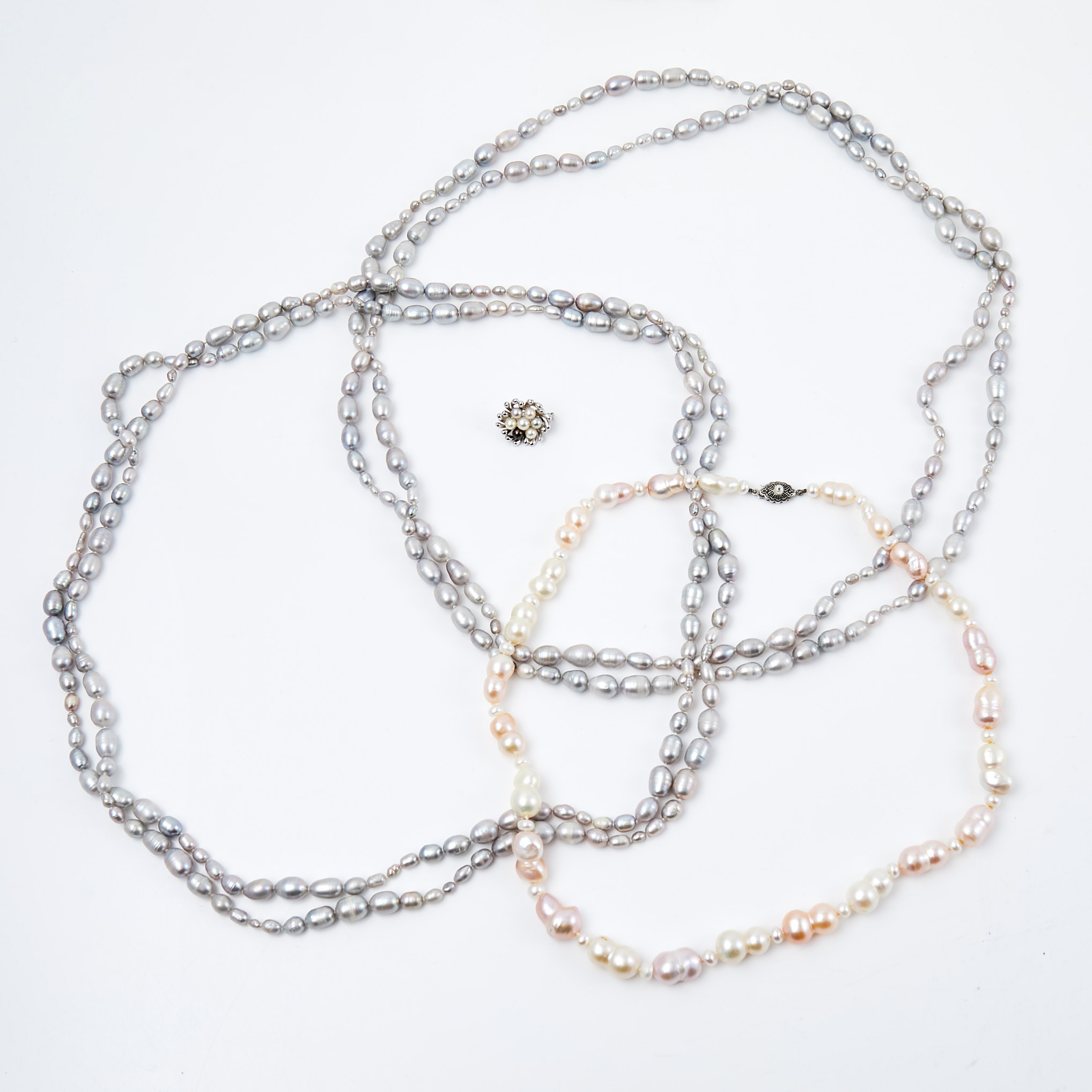 HALSBAND, 3 st, PÄRLKLÄMMA, silver, odlade vita, grå, rosa samt svarta odlade sötvattenspärlor, bl. a. J. Köhle från Pforzheim, Tyskland.