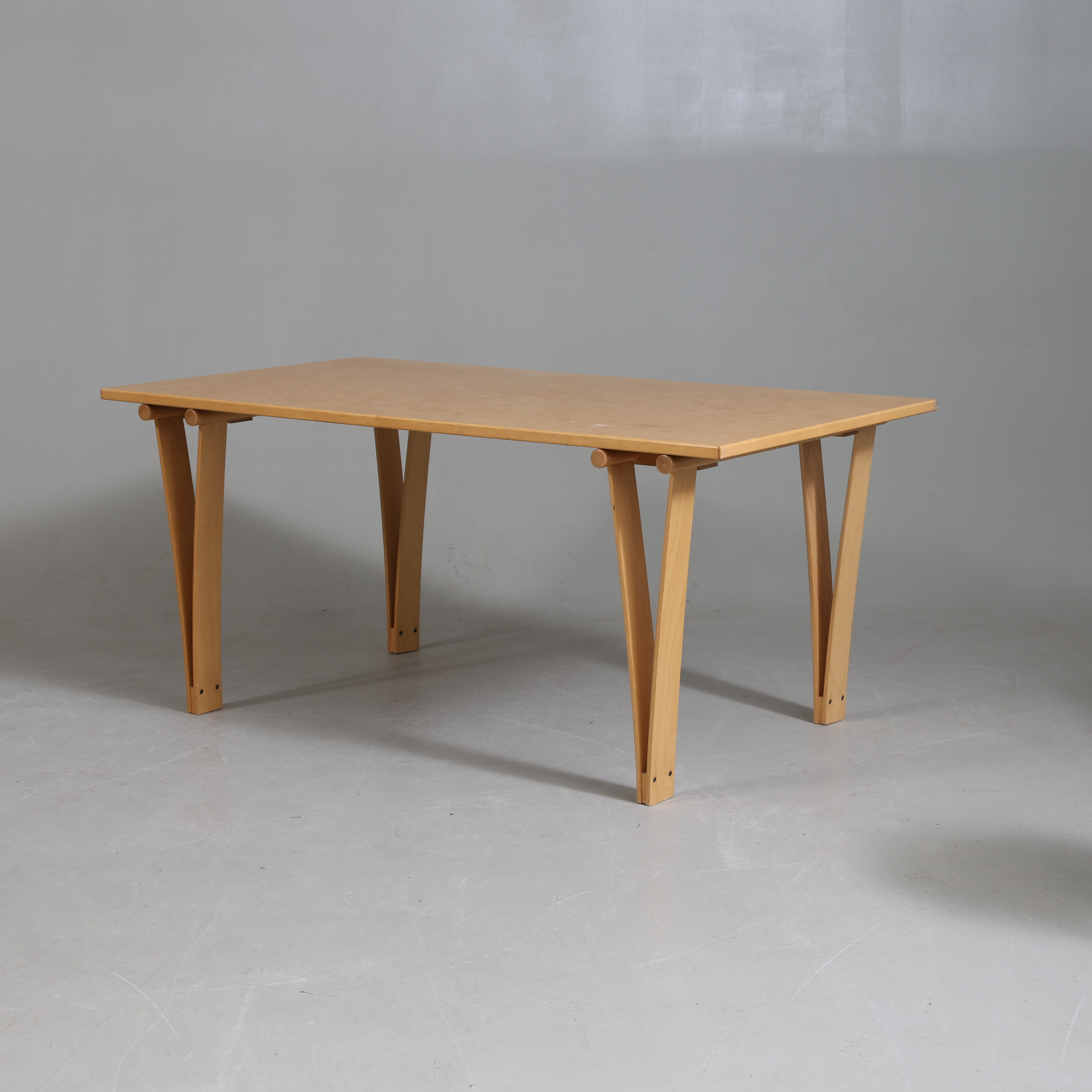 NILS & KAJSA STRINNING. TILLSKRIVEN. Matbord, masurbjörk, 1900-talets andra hälft.