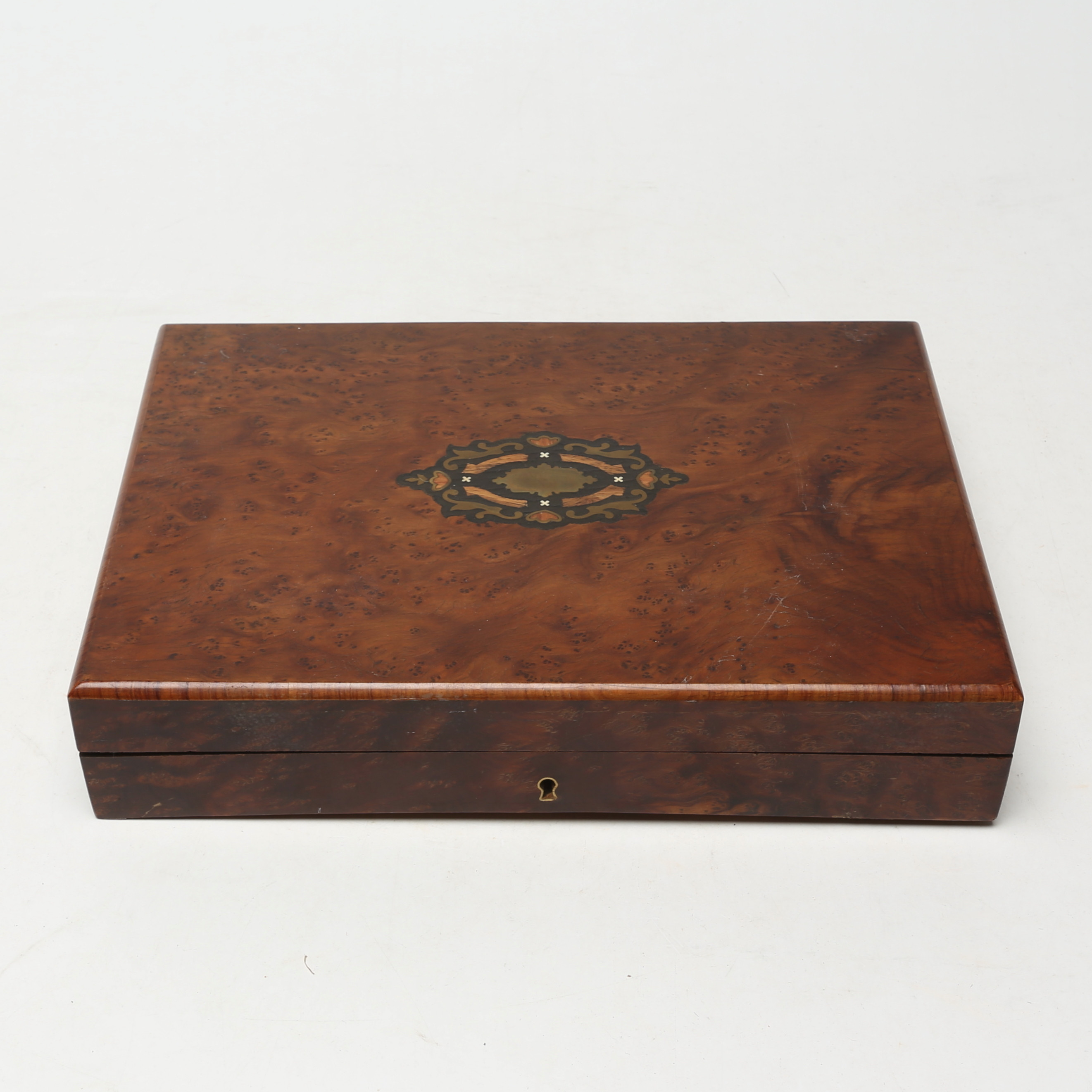 SPELSKRIN, trä, med marker och leksaksmynt.