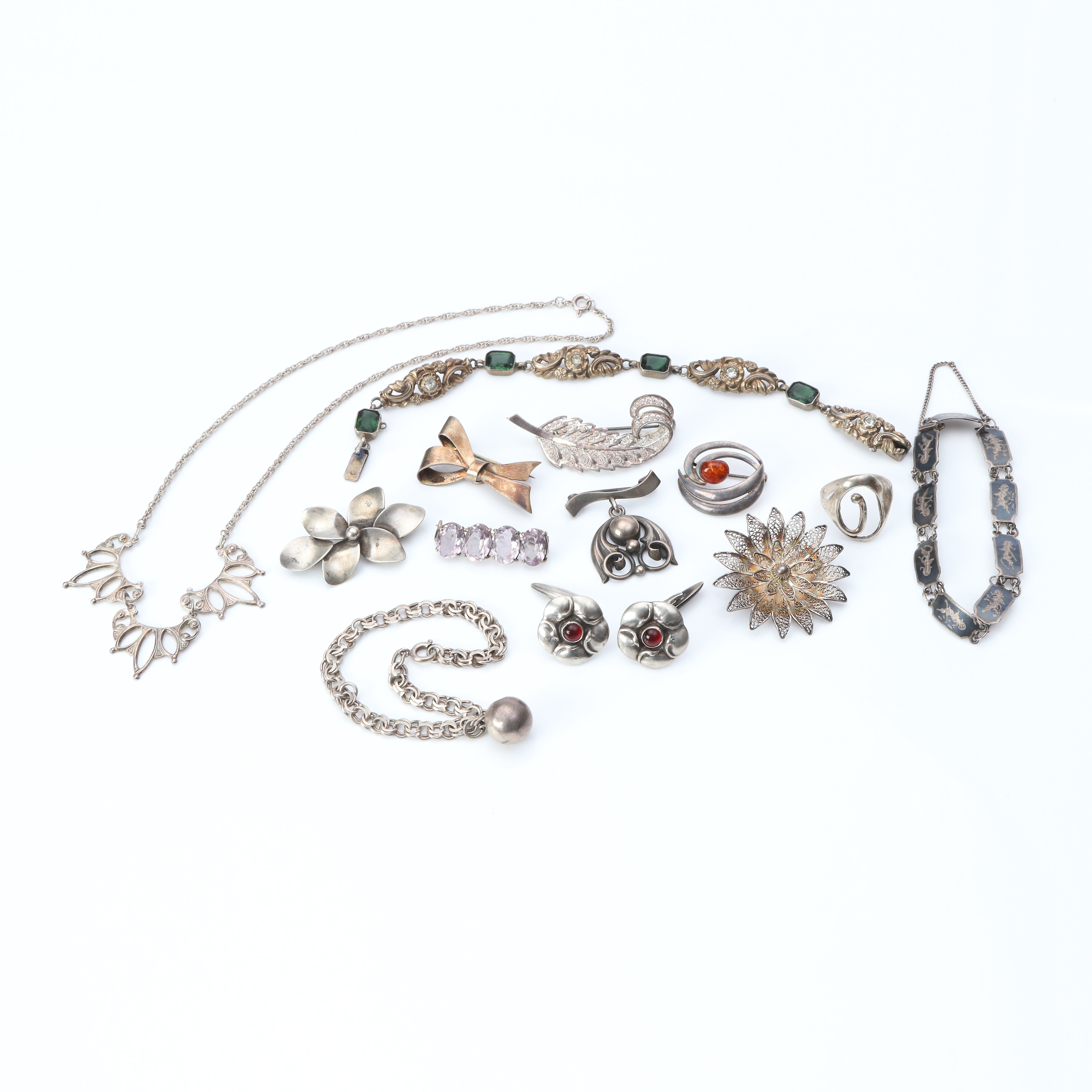 PARTI SILVERSMYCKEN. Silver med ametister m.fl. stenar.